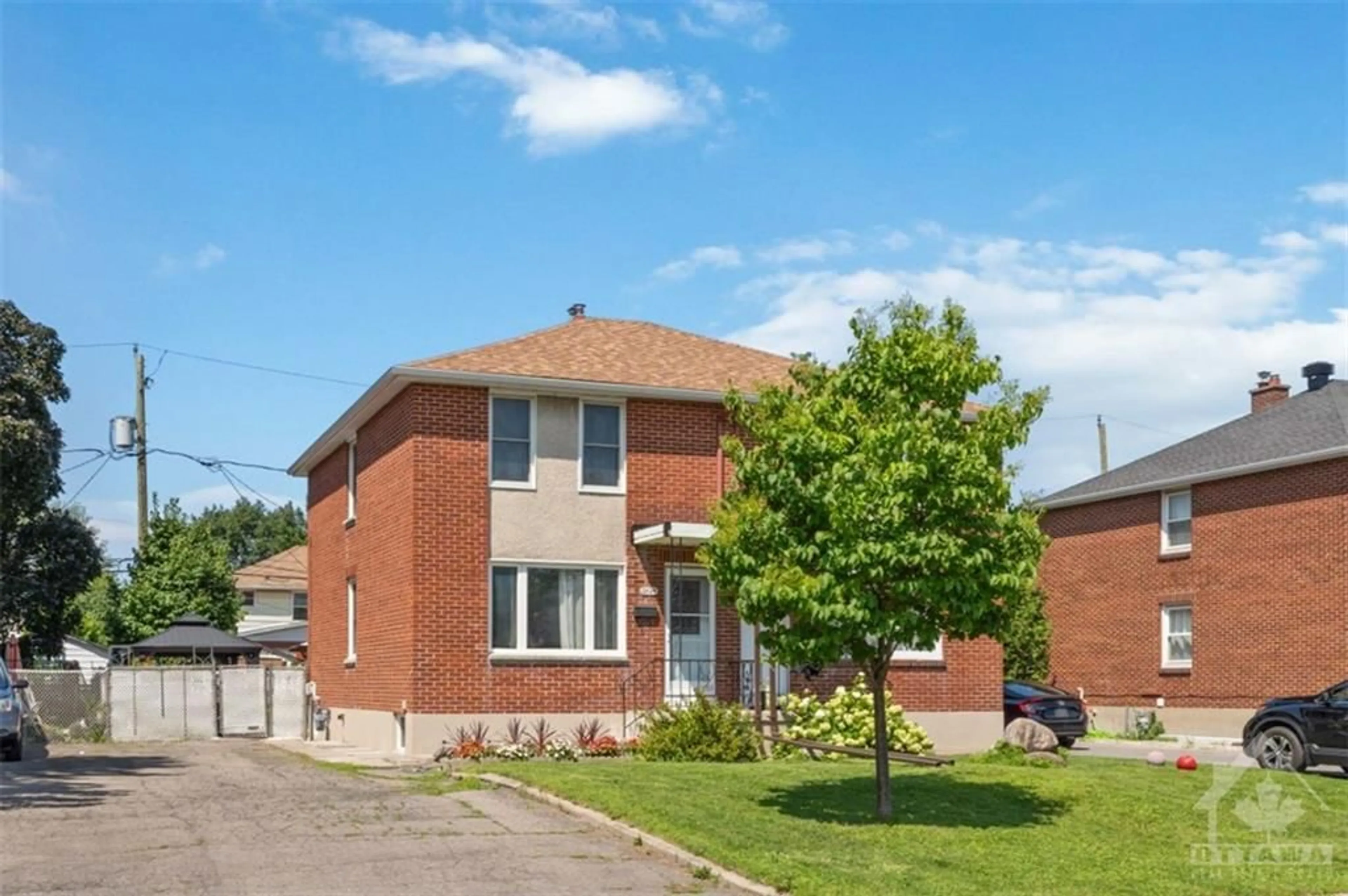 Frontside or backside of a home for 2424 FALCON Ave, Ottawa Ontario K1V 8C7