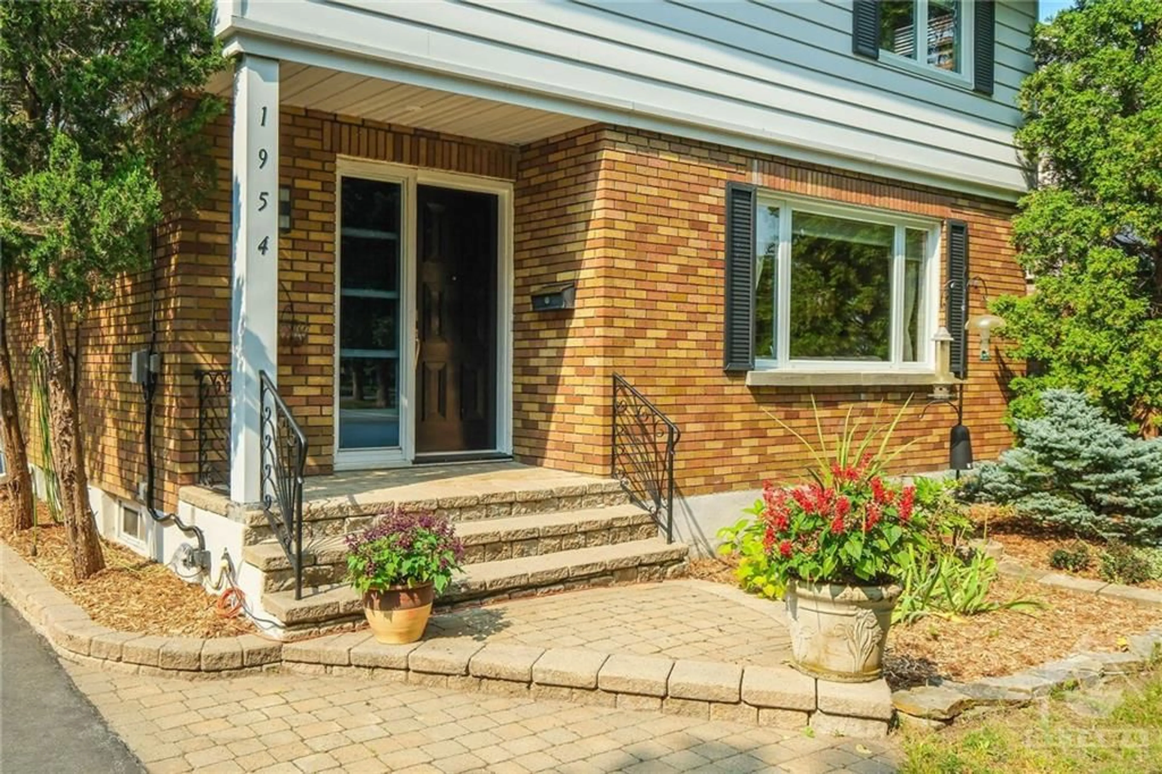 Home with brick exterior material for 1954 RUTH St, Ottawa Ontario K1G 2M2