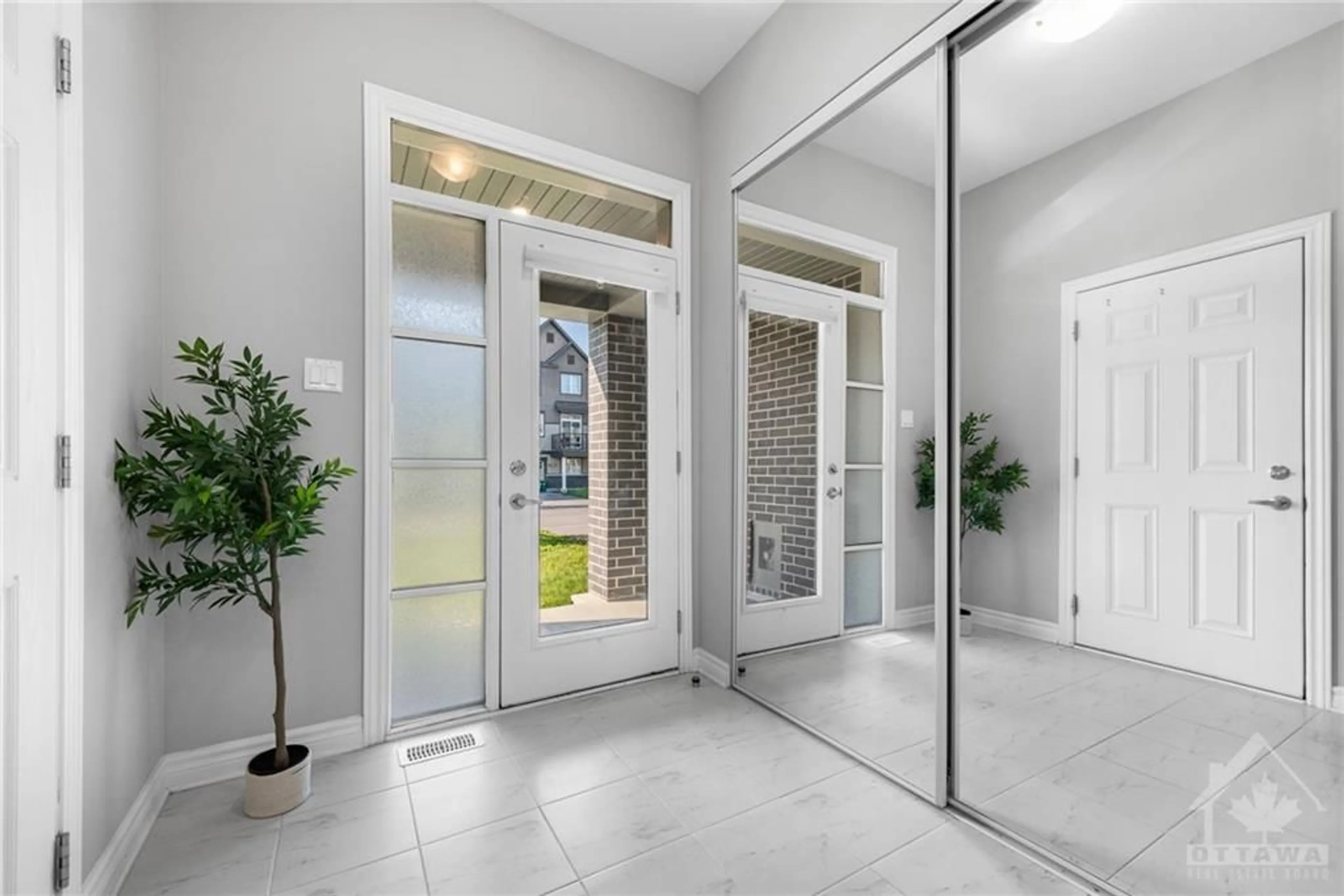 Indoor entryway for 2490 WATERLILLY Way, Ottawa Ontario K2J 6M3