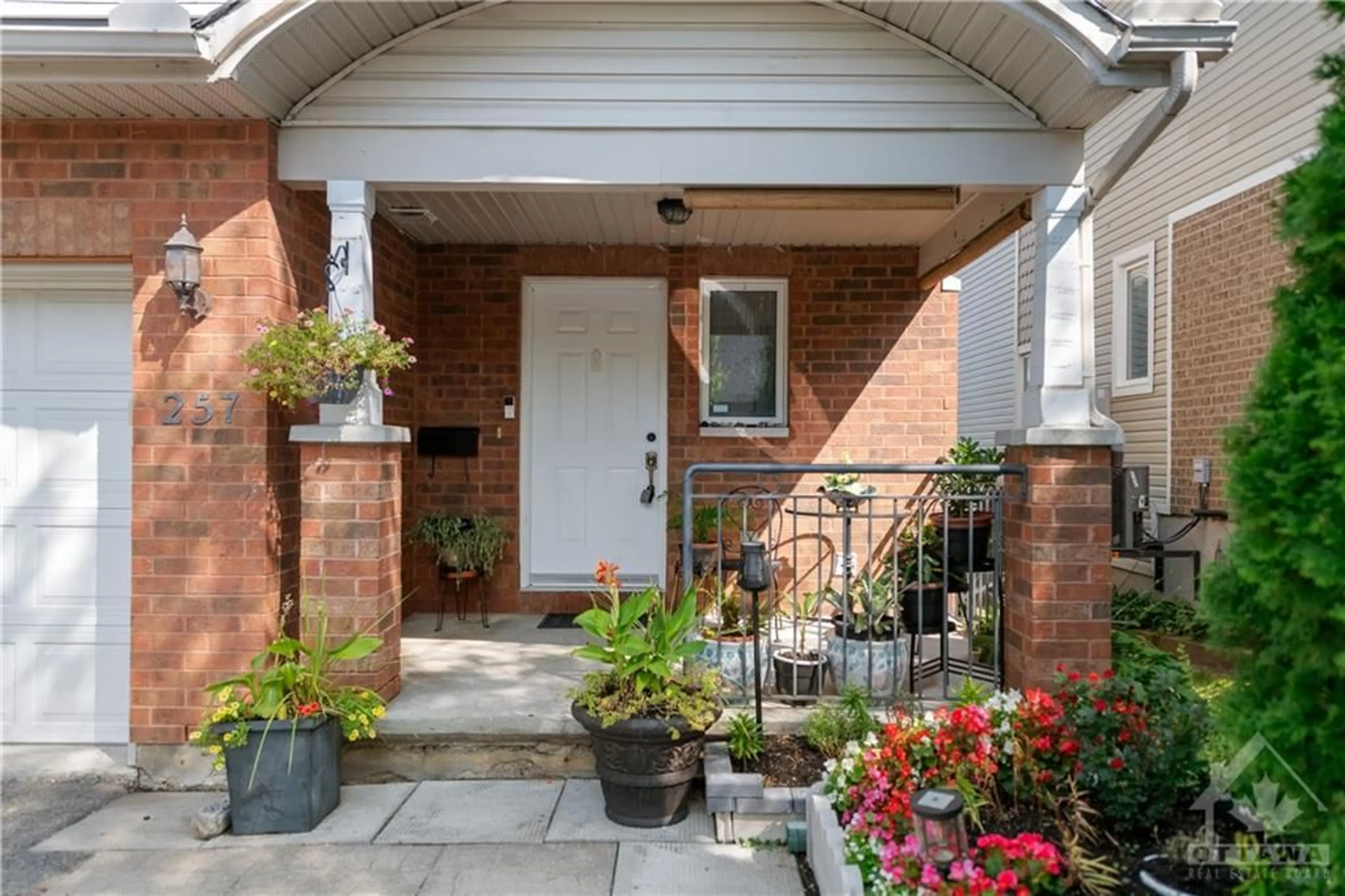 Indoor entryway for 257 PARKIN Cir, Ottawa Ontario K1T 4H7