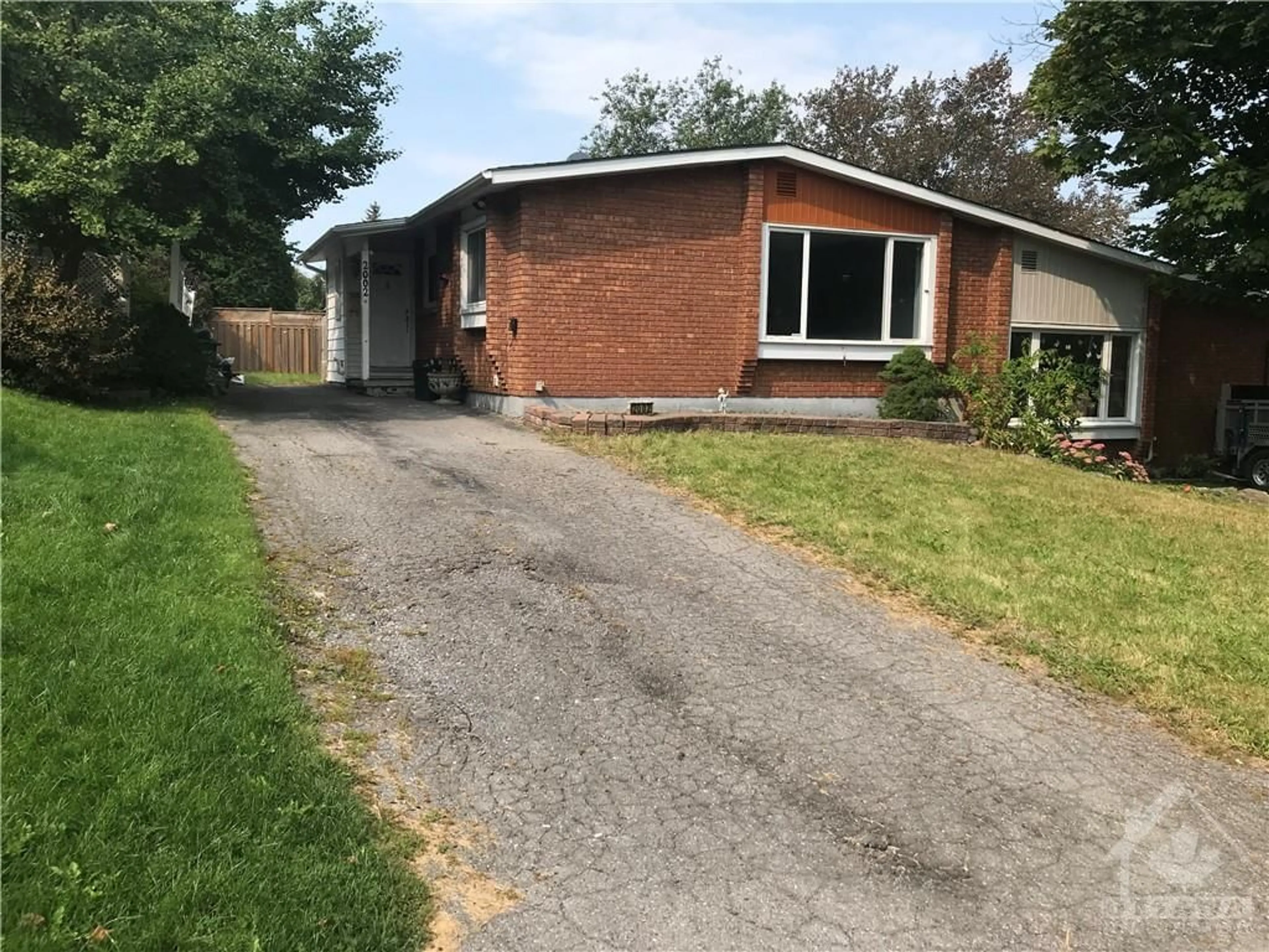 Frontside or backside of a home for 2002 GATINEAU VIEW Cres, Ottawa Ontario K1J 7X1