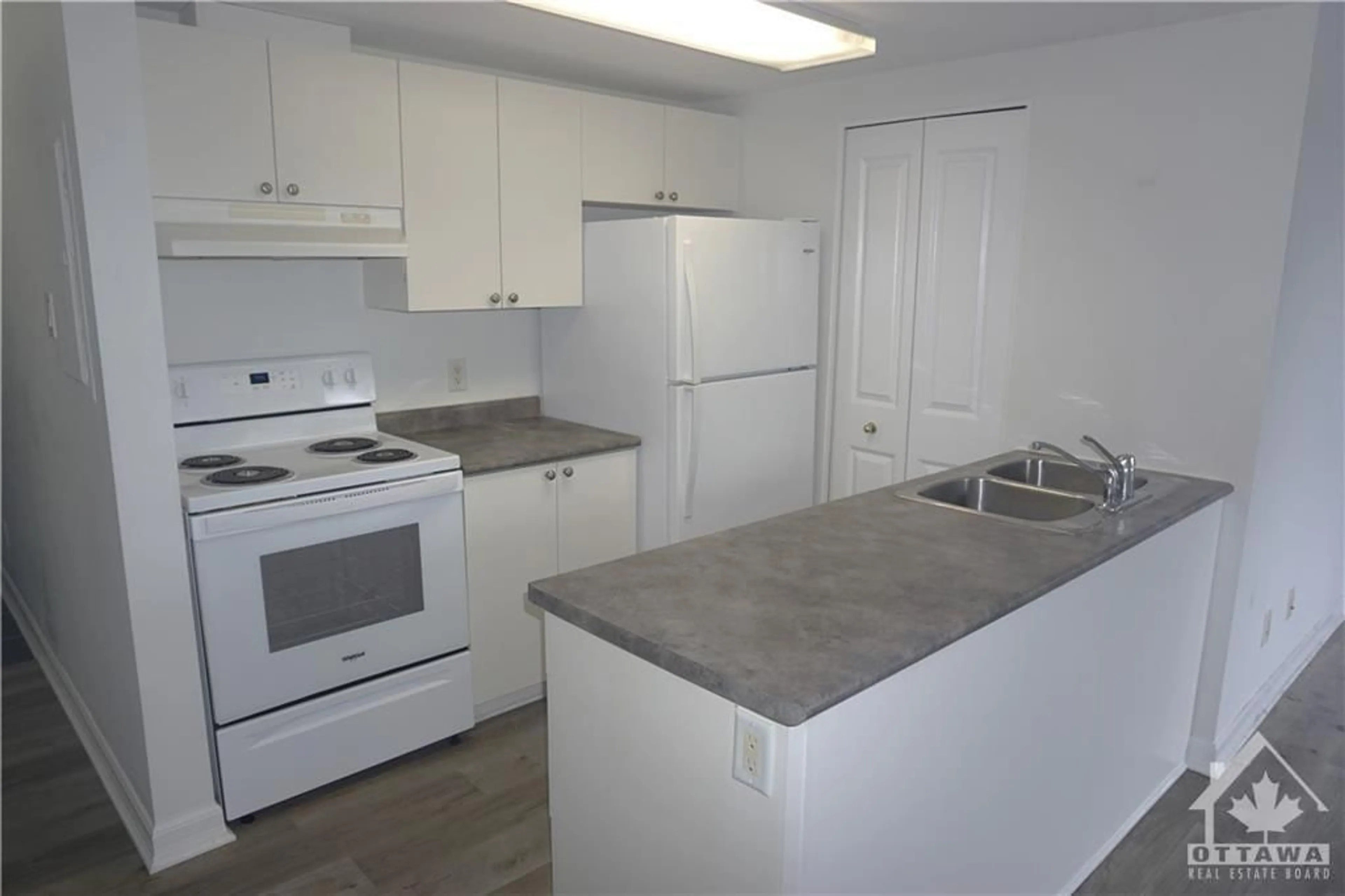 Standard kitchen, unknown floor, cottage for 310 CENTRAL PARK Dr #3F, Ottawa Ontario K2C 4G4