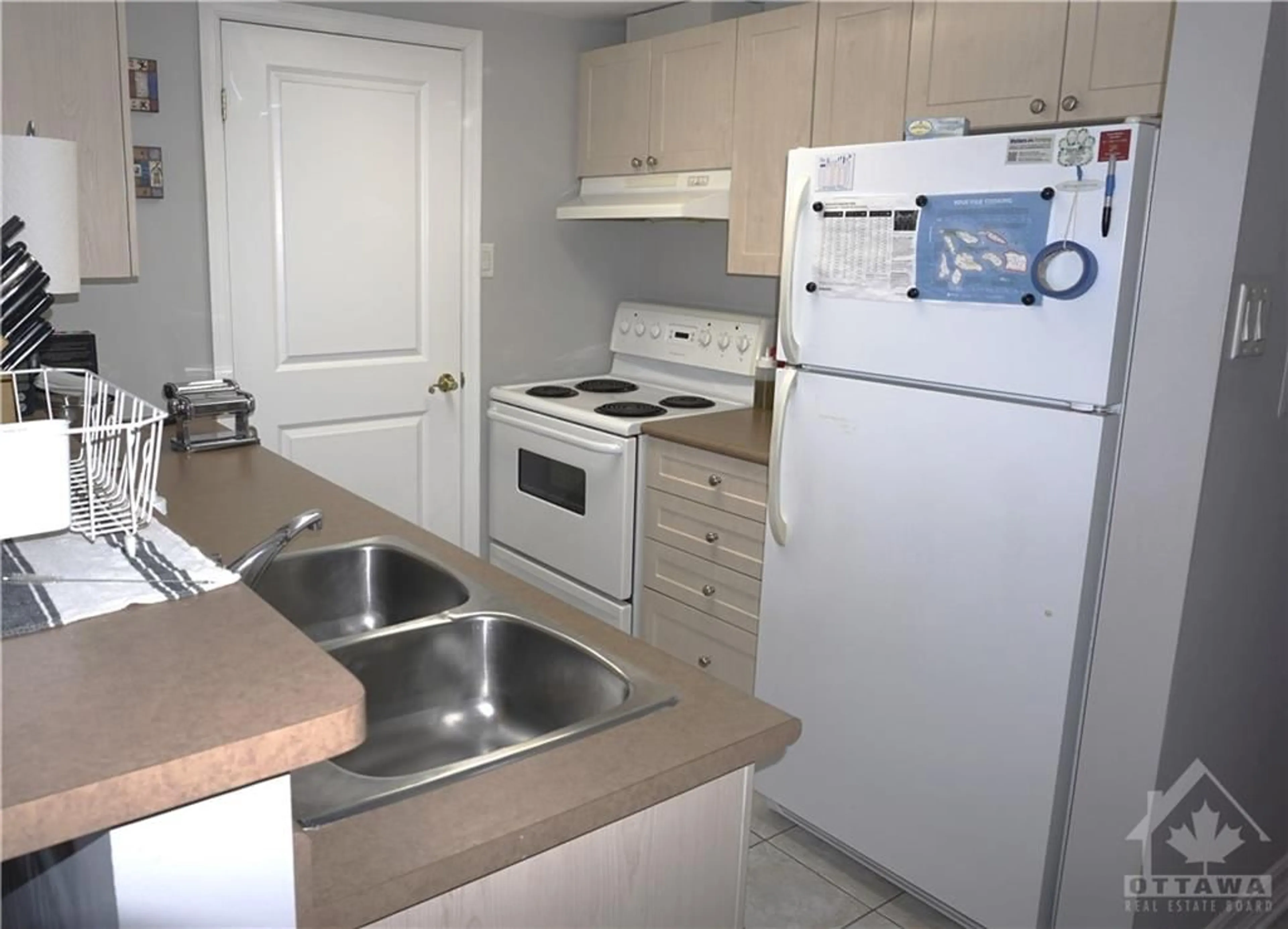 Standard kitchen, not visible floor, cottage for 310 CENTRAL PARK Dr #9J, Ottawa Ontario K2C 4G4