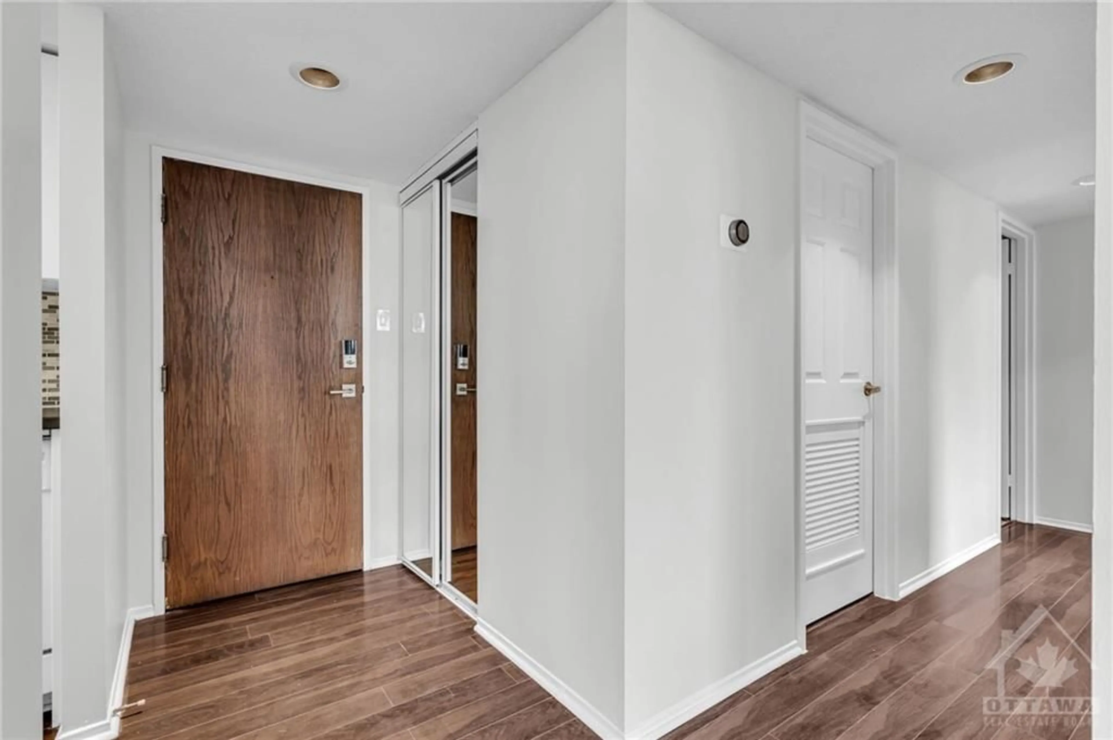 Indoor entryway for 470 LAURIER Ave #2004, Ottawa Ontario K1R 7W9