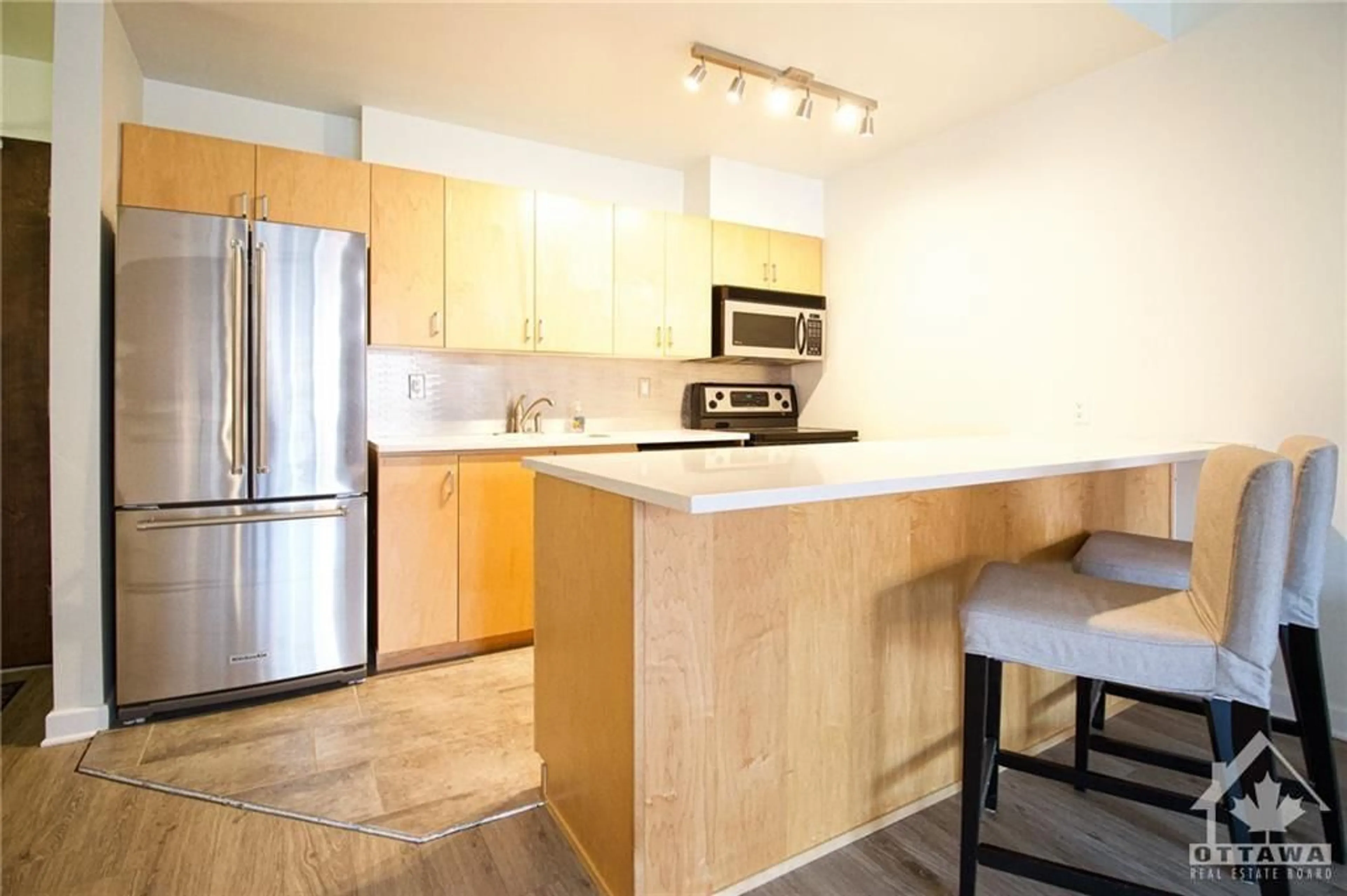 Standard kitchen, wood floors for 180 YORK St #208, Ottawa Ontario K1N 1J6