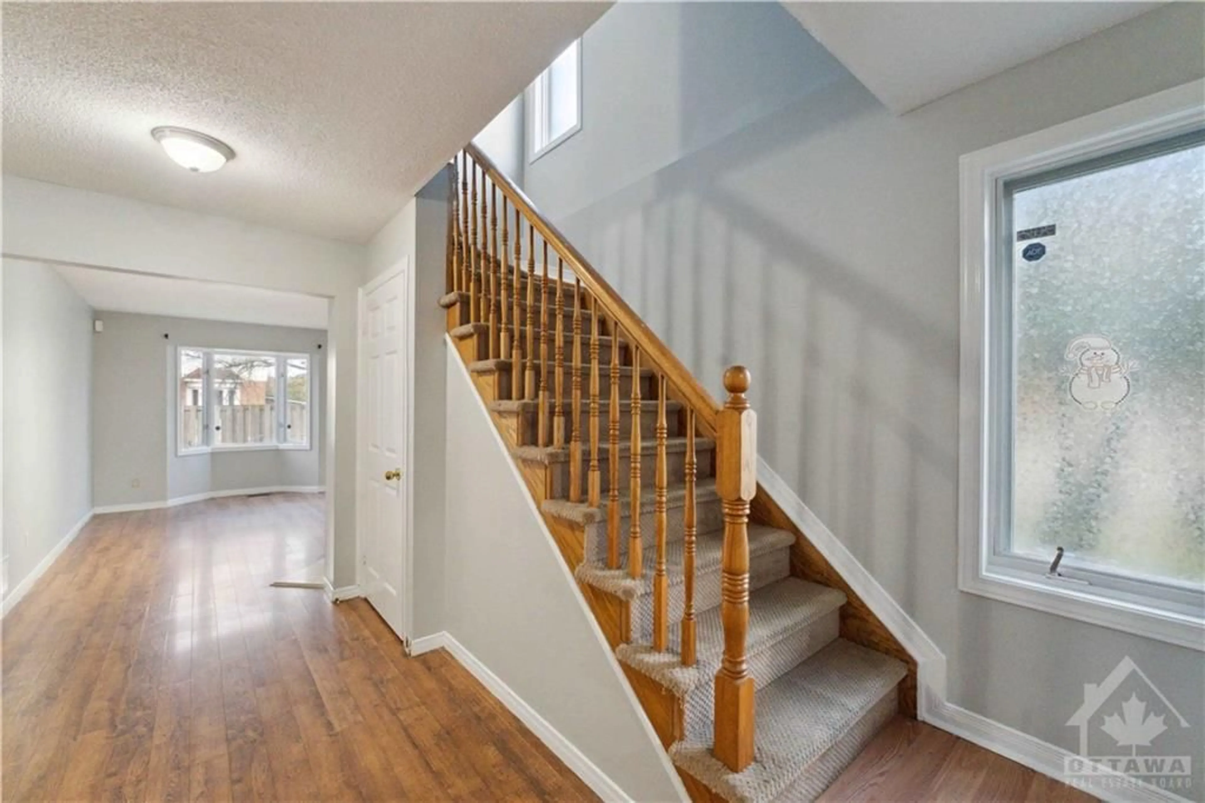 Indoor entryway for 127 WOODBURY Cres, Ottawa Ontario K1G 5C5