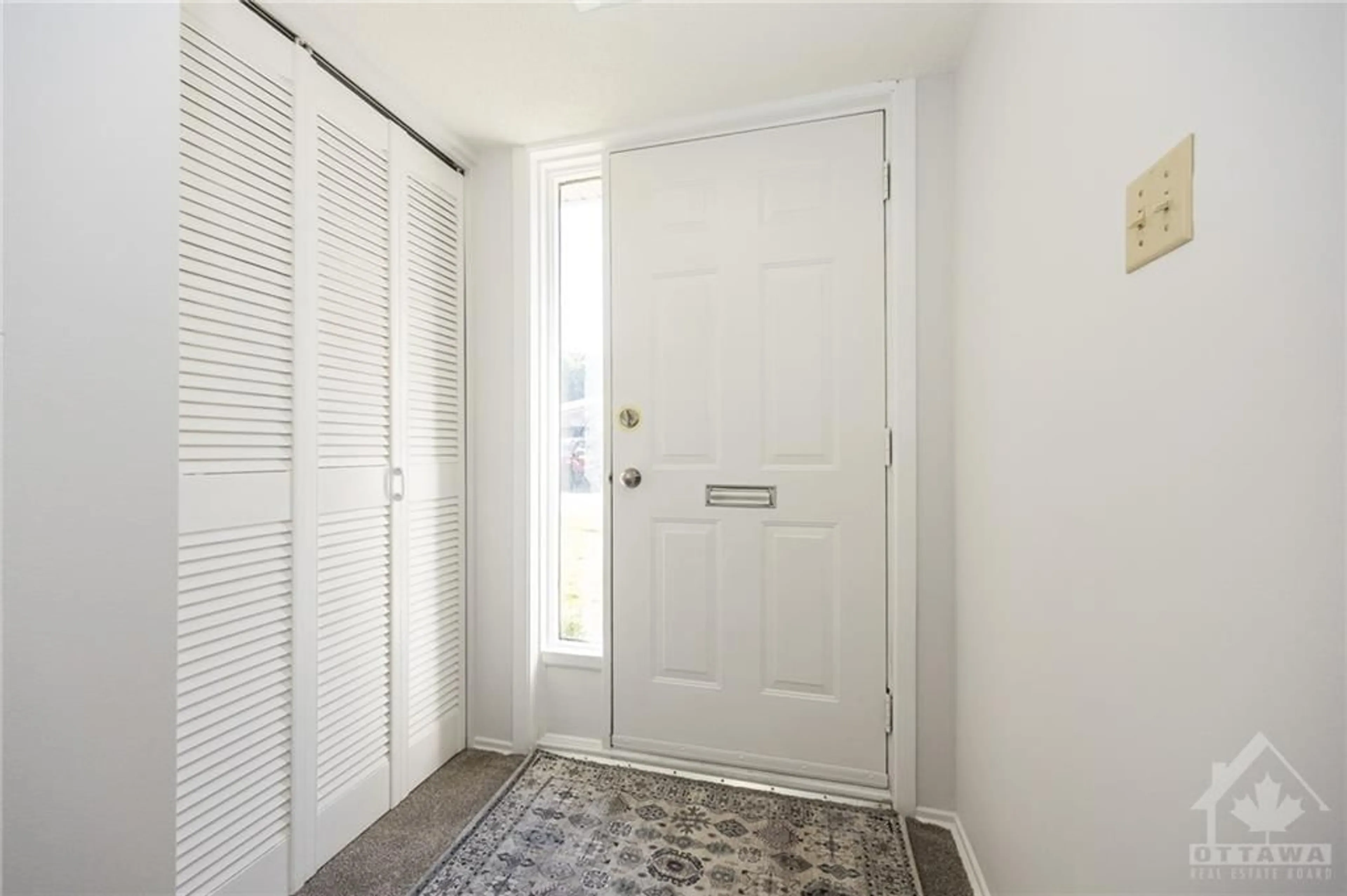 Indoor entryway for 26 PEARY Way, Ottawa Ontario K2L 1Z8