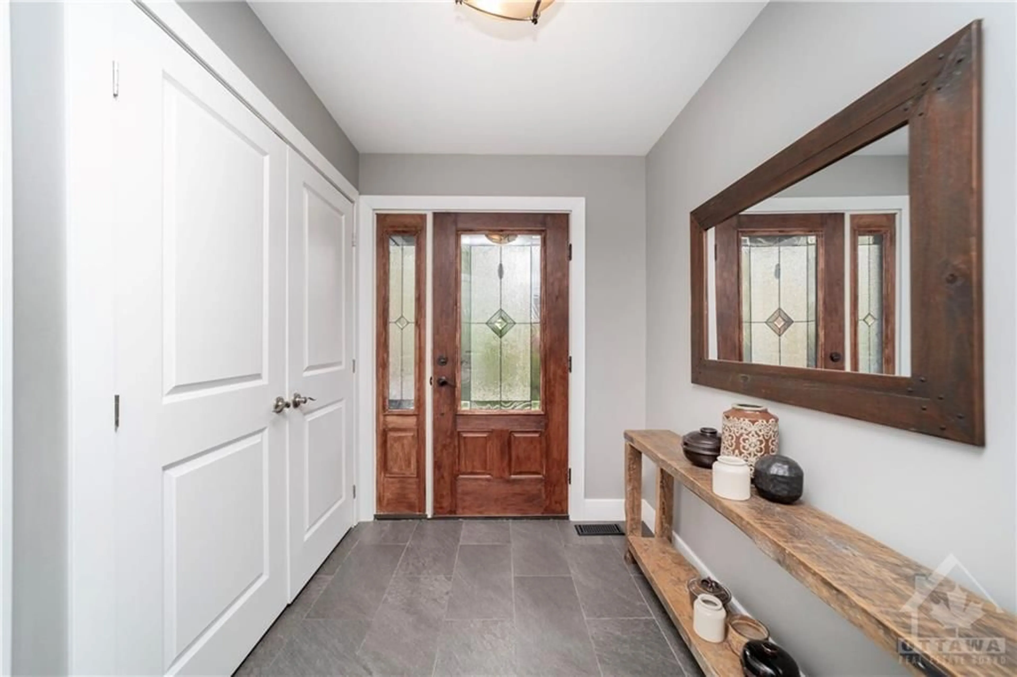 Indoor entryway, wood floors for 441 HARTLEIGH Ave, Ottawa Ontario K2B 5J3