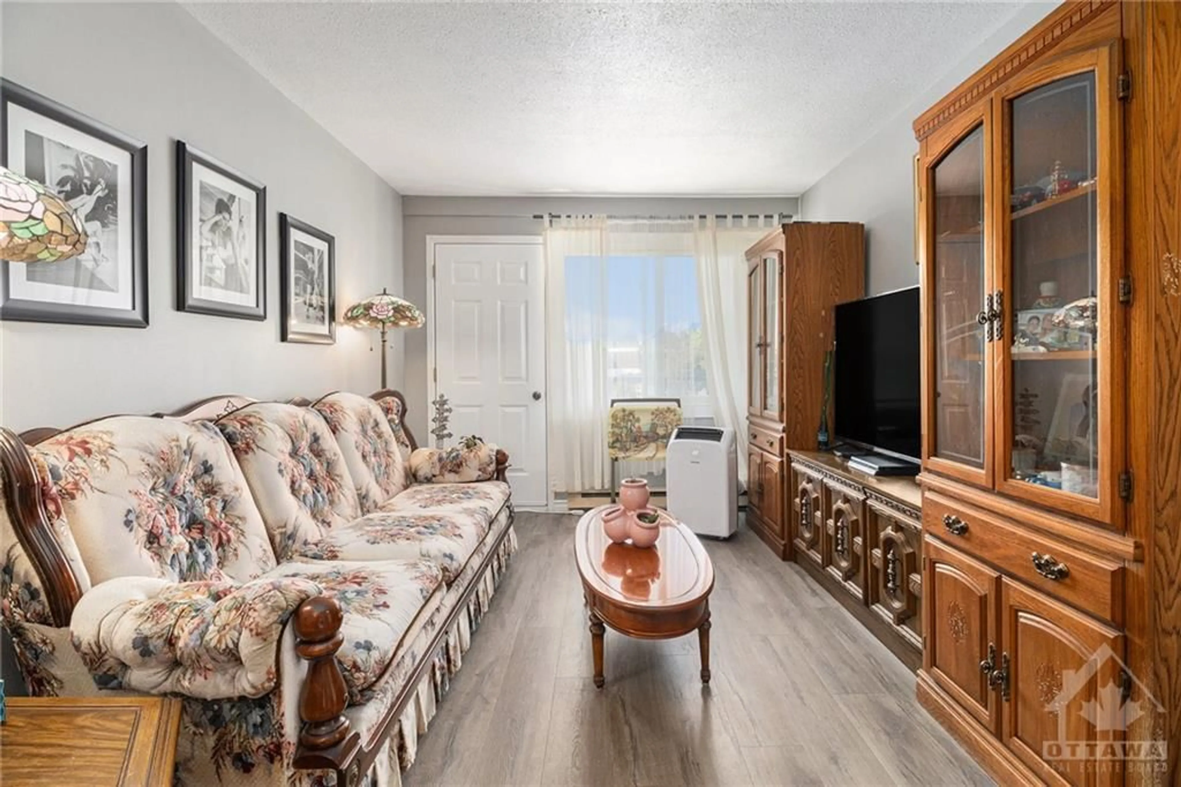 Living room for 2041 ARROWSMITH Dr #301B, Ottawa Ontario K1J 7V7