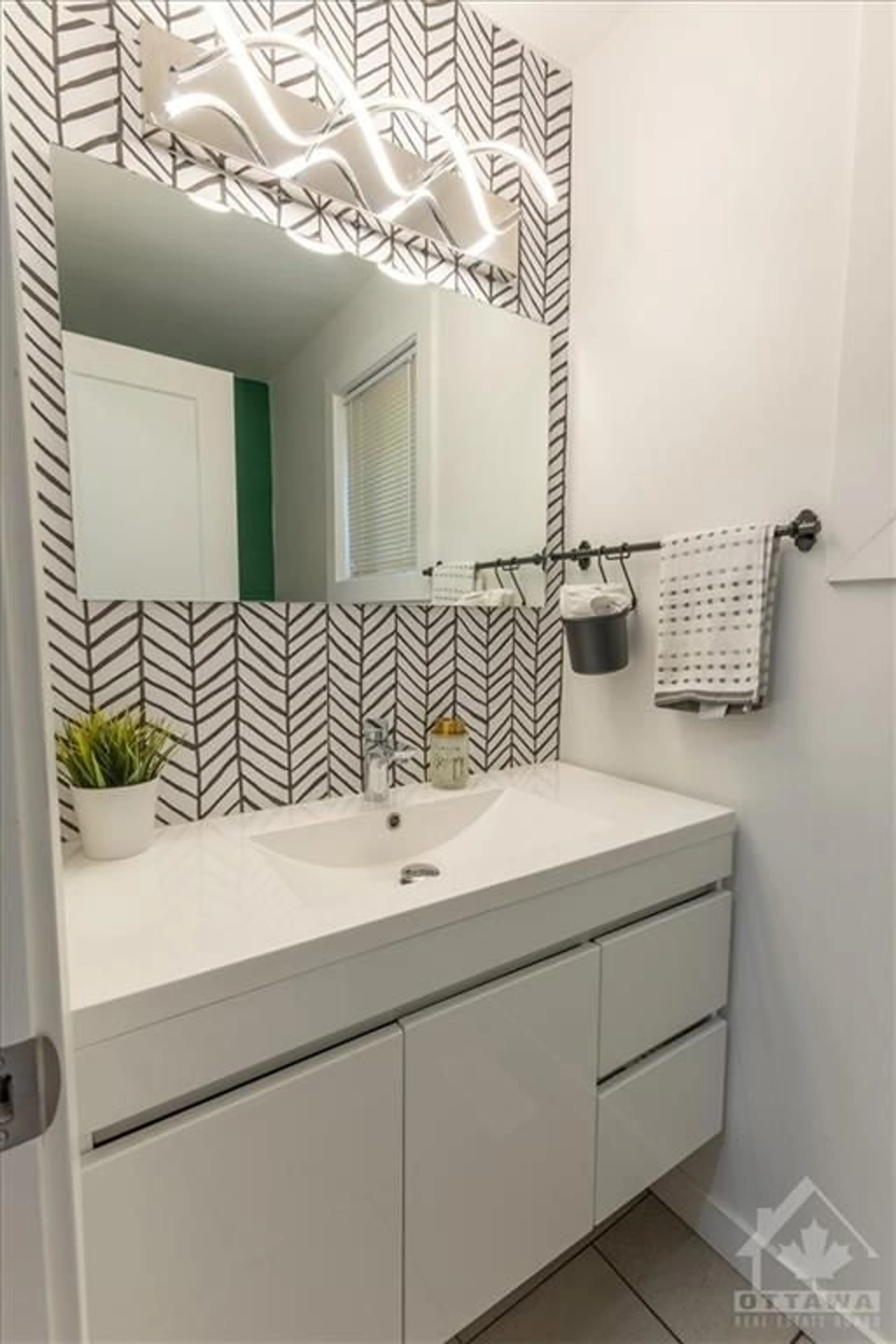 Contemporary bathroom for 274 DES VISONS Pl, Ottawa Ontario K1E 2Y7