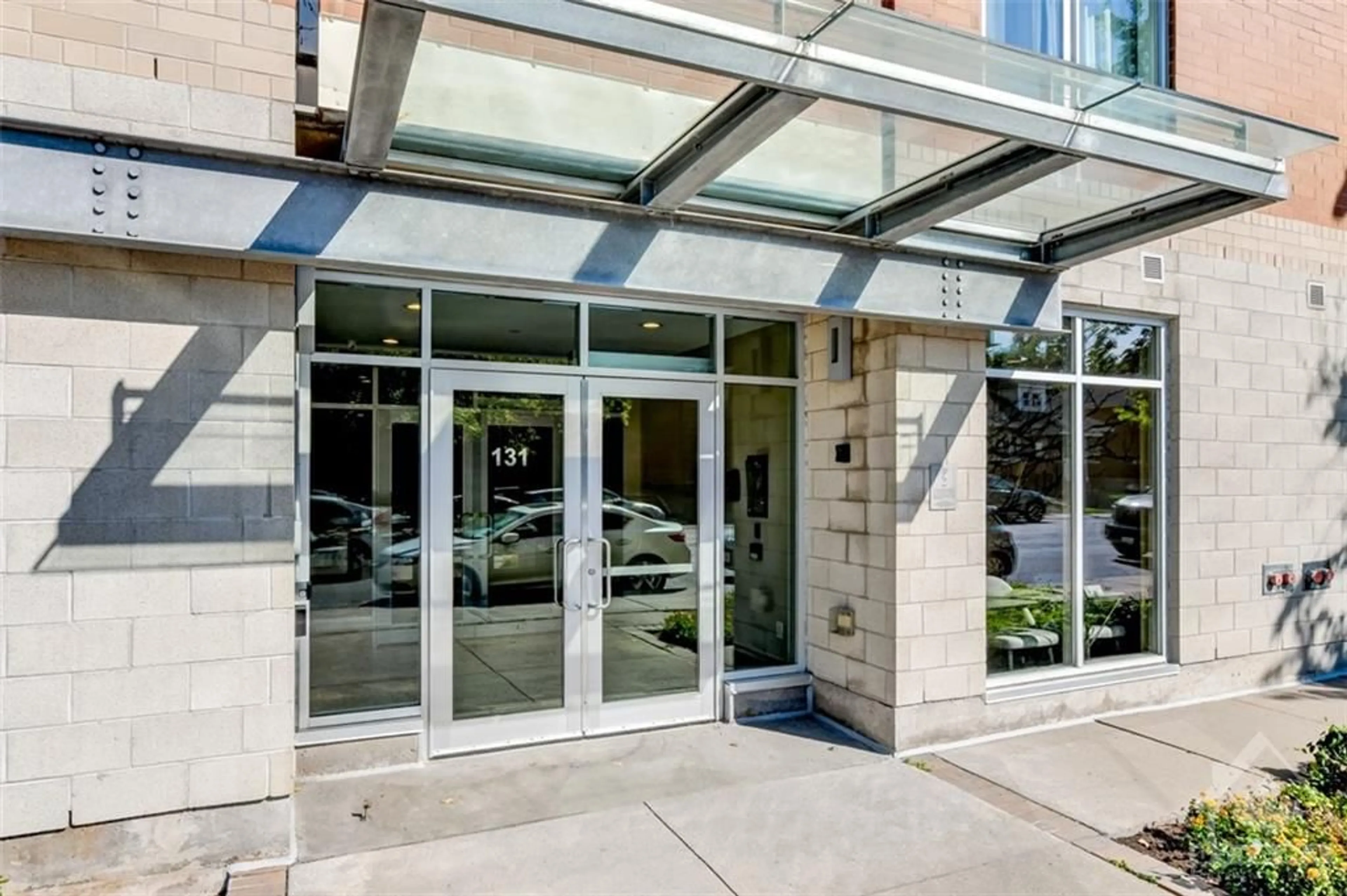 Indoor foyer for 131 HOLLAND Ave #210, Ottawa Ontario K1Y 3A2