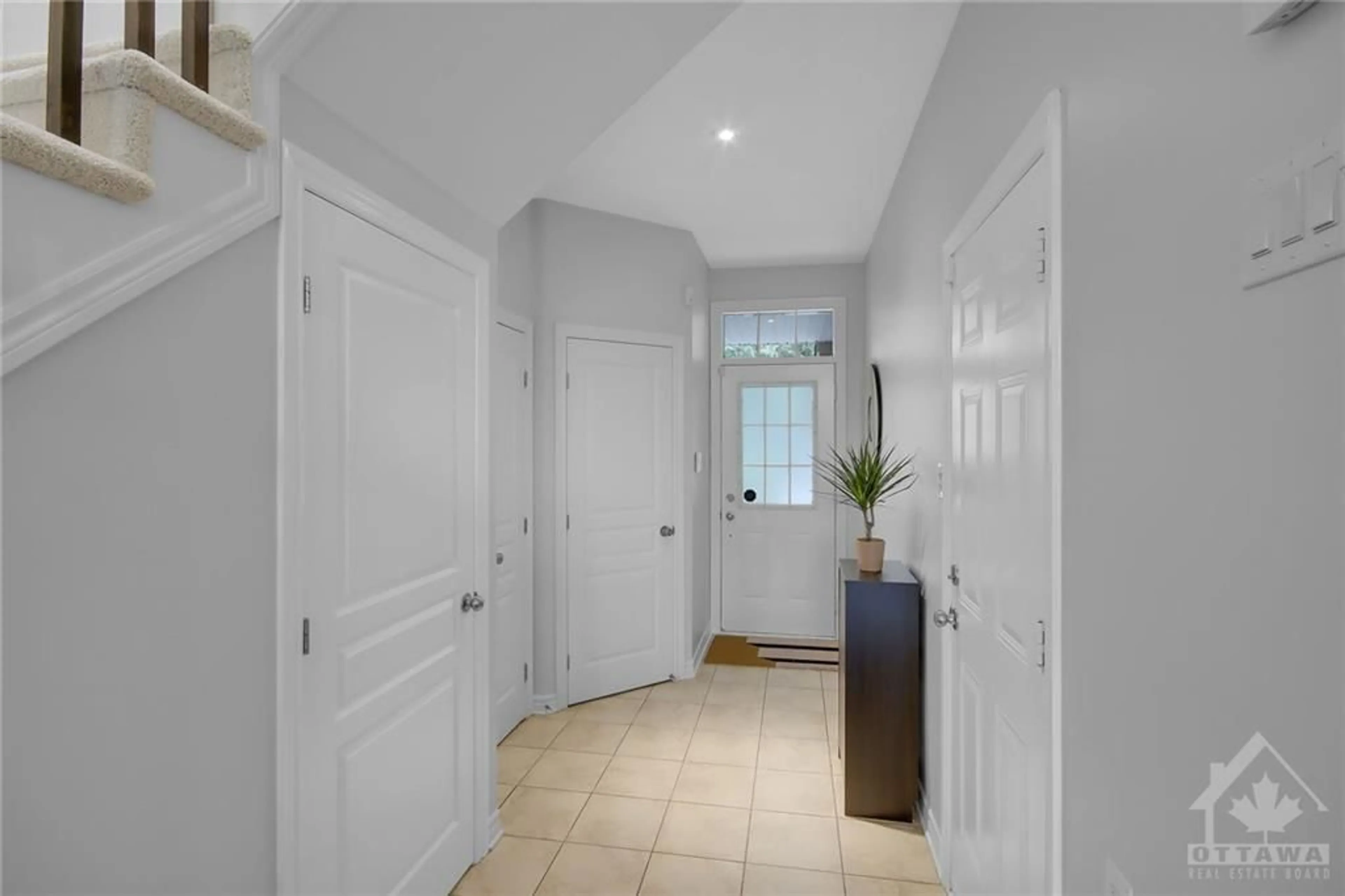 Indoor entryway for 144 TANDALEE Cres, Ottawa Ontario K2M 0A1