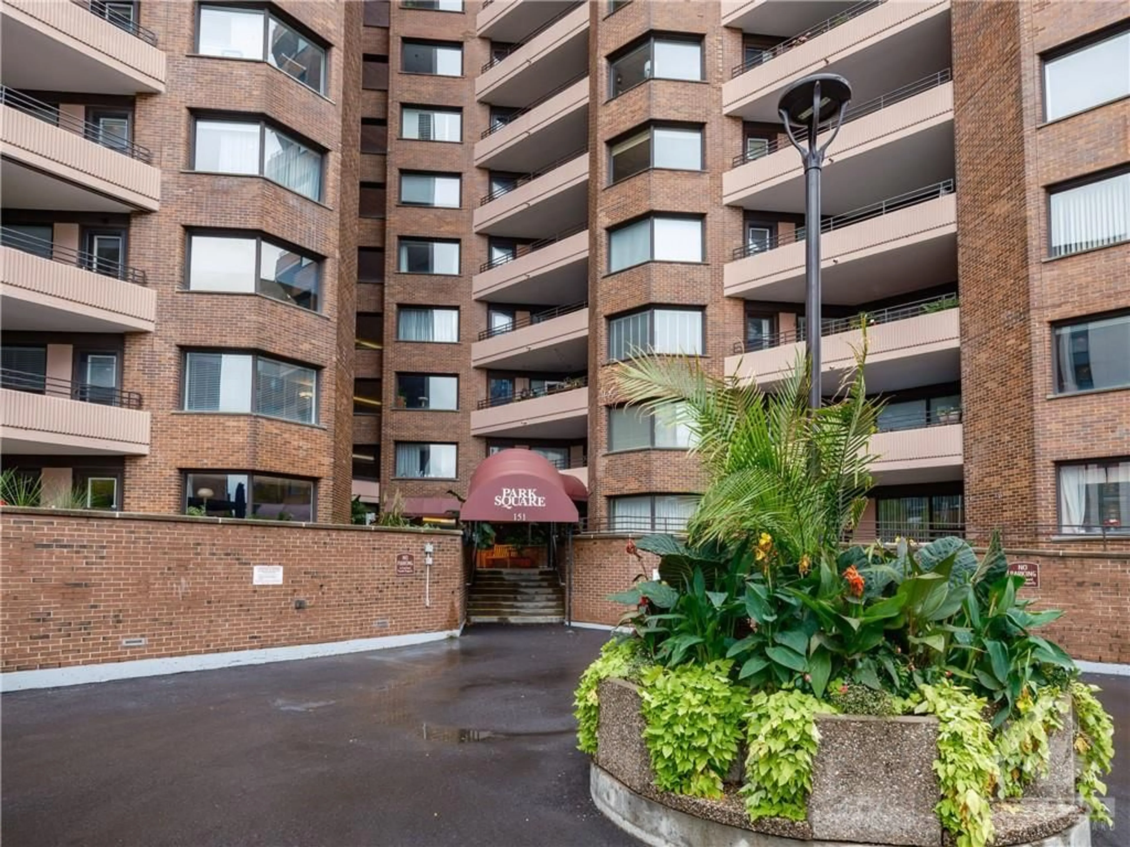 A pic from exterior of the house or condo for 151 BAY St #710, Ottawa Ontario K1R 7T2