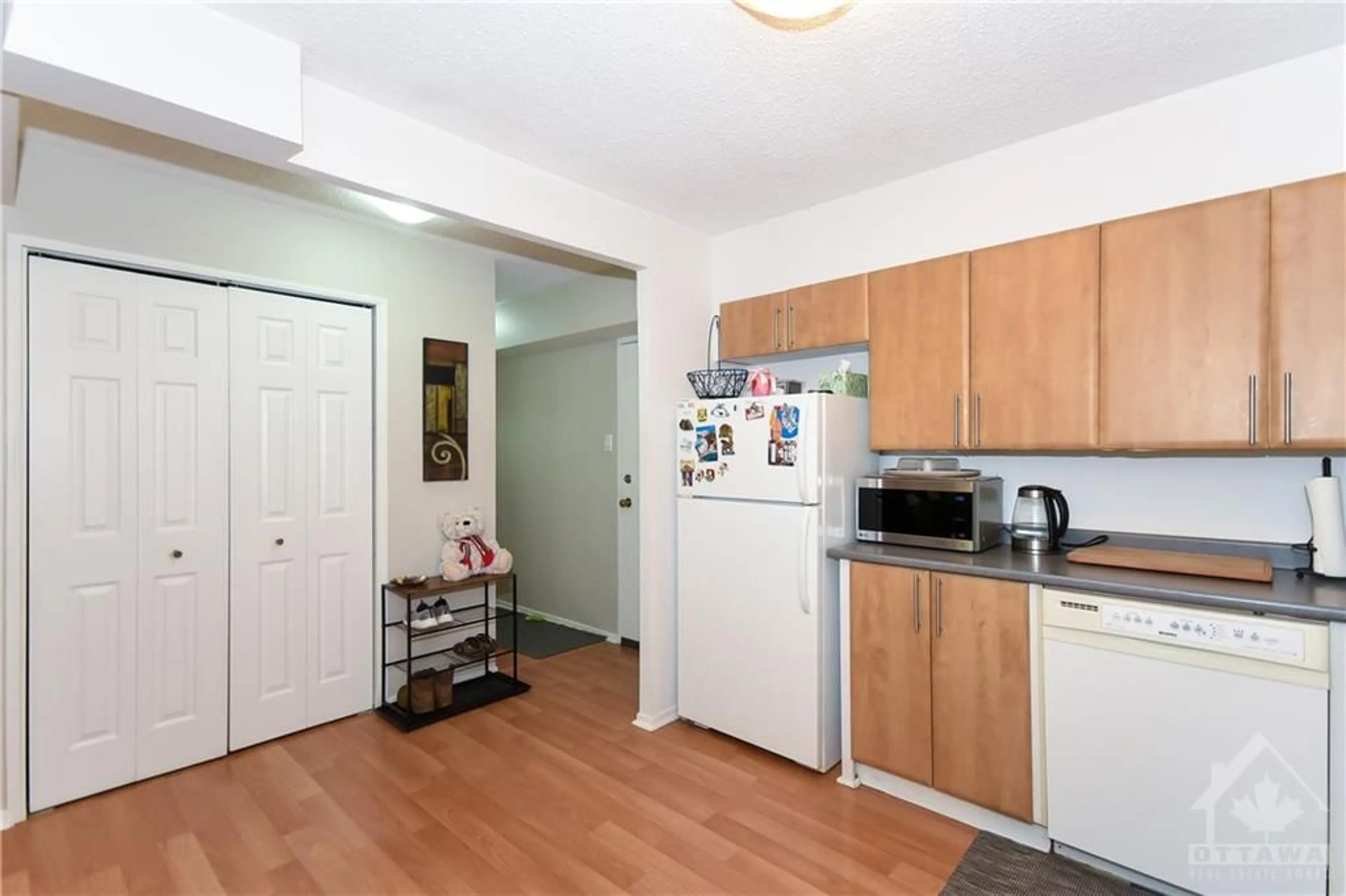 Standard kitchen, wood floors, cottage for 200 BAY St #1701, Ottawa Ontario K1R 7W8