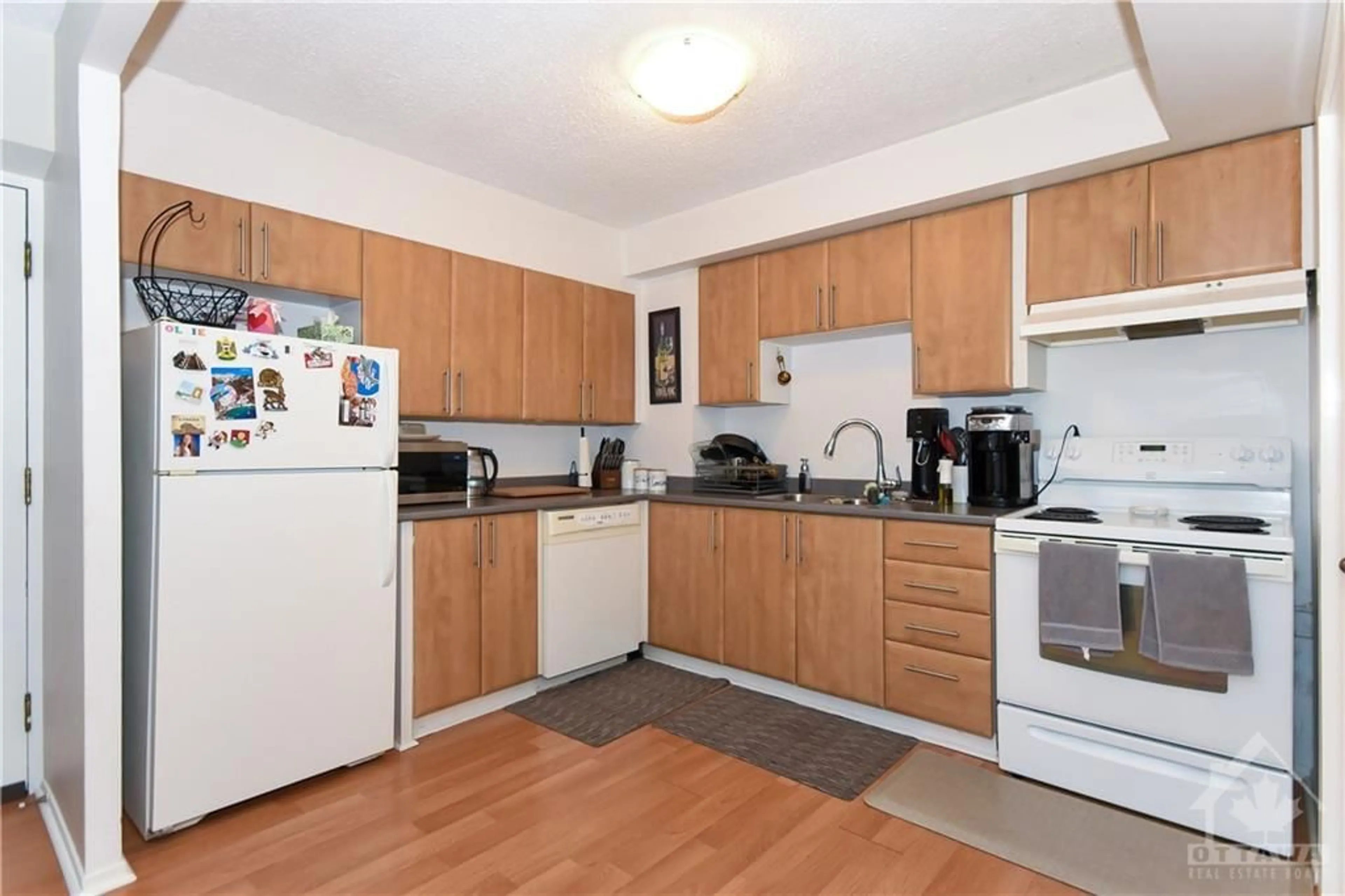 Standard kitchen, wood floors, cottage for 200 BAY St #1701, Ottawa Ontario K1R 7W8