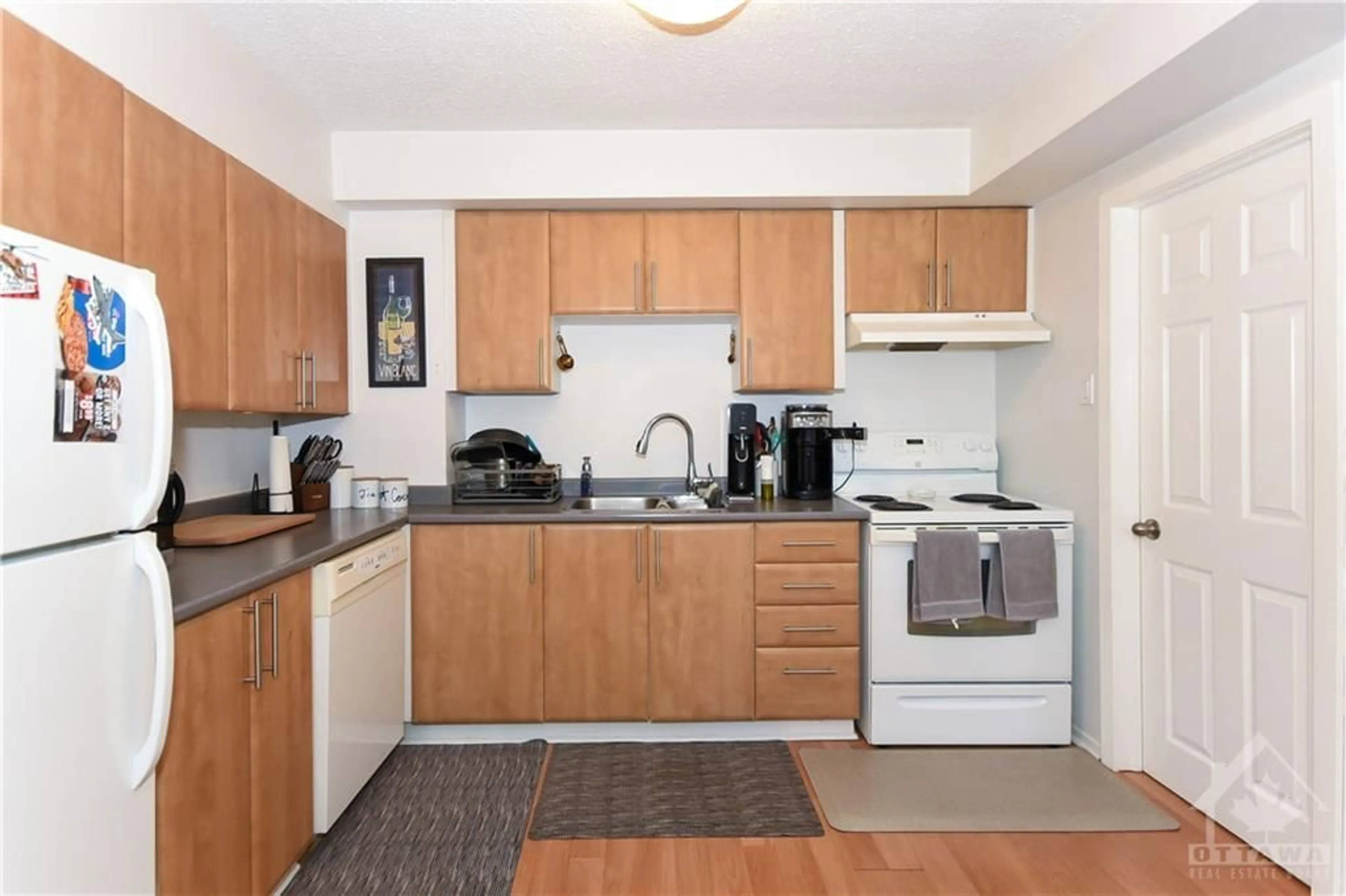 Standard kitchen, cottage for 200 BAY St #1701, Ottawa Ontario K1R 7W8