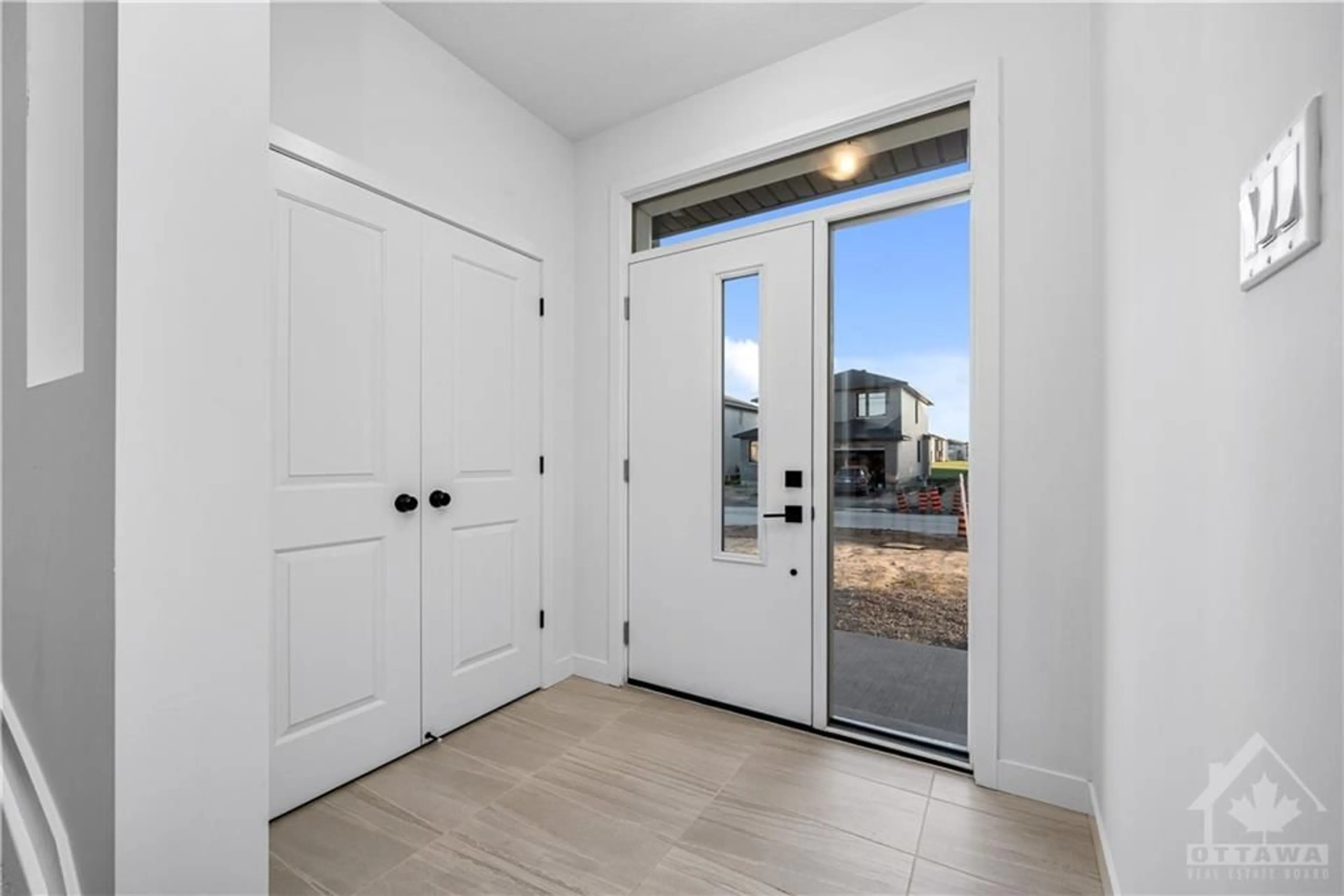 Indoor entryway, wood floors for 142 BOULONNAIS Grove, Ottawa Ontario K2S 0T7