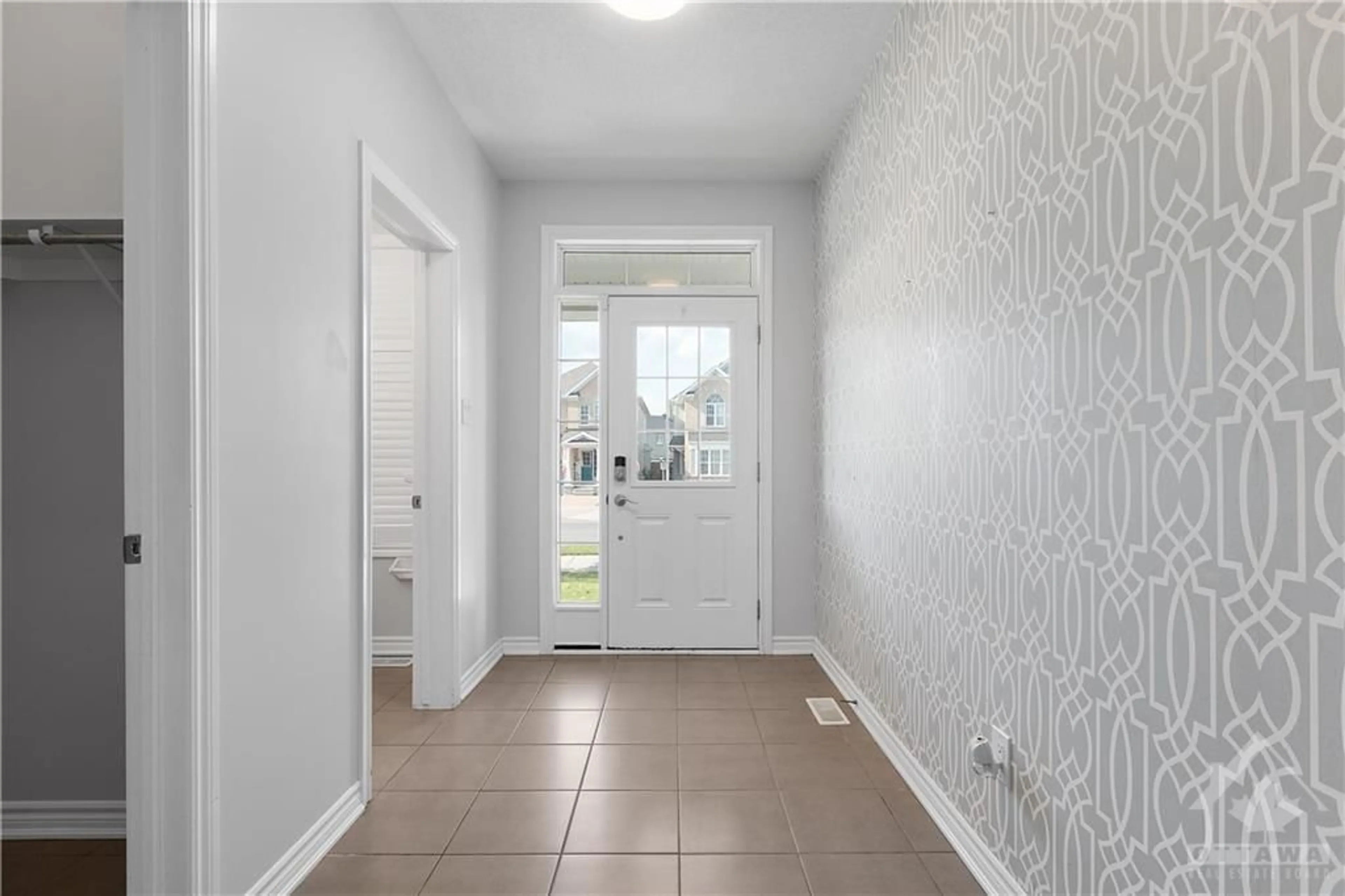 Indoor entryway for 605 DUNDONALD Dr, Ottawa Ontario K2J 5Y8