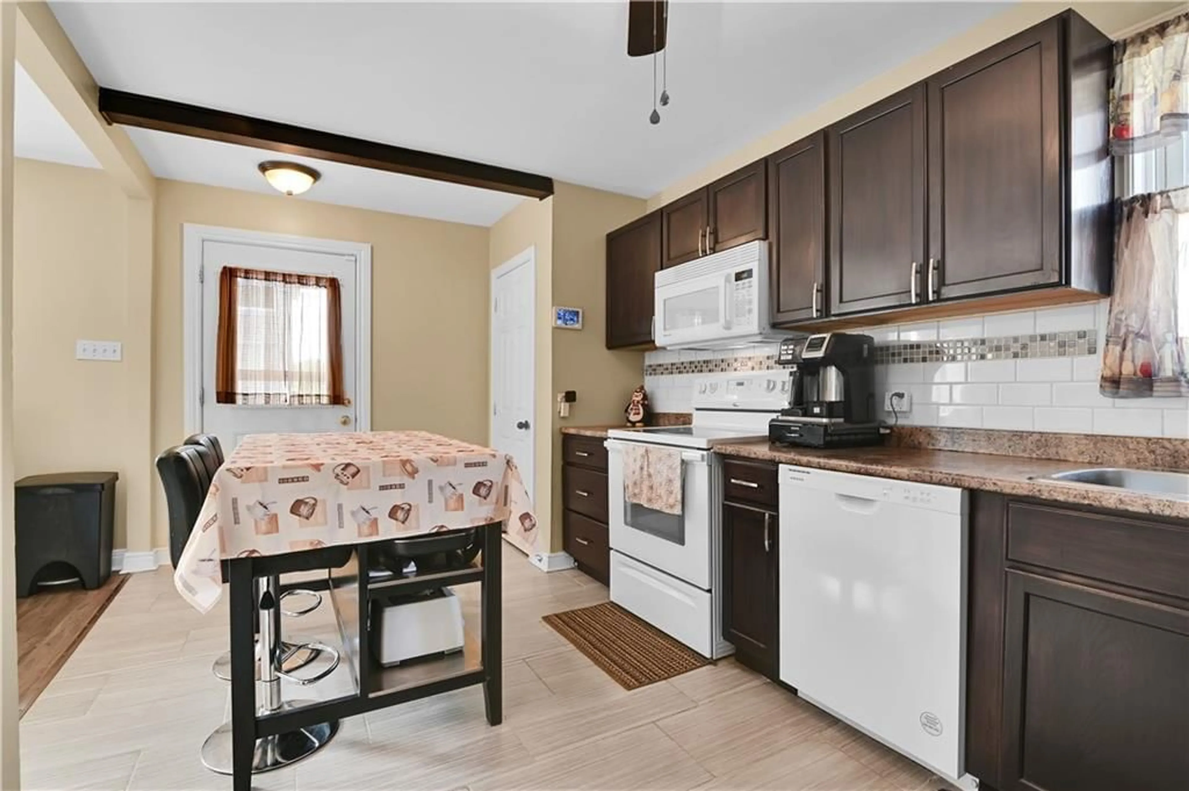 Standard kitchen, wood floors, cottage for 637 BEDFORD St, Cornwall Ontario K6J 4E2