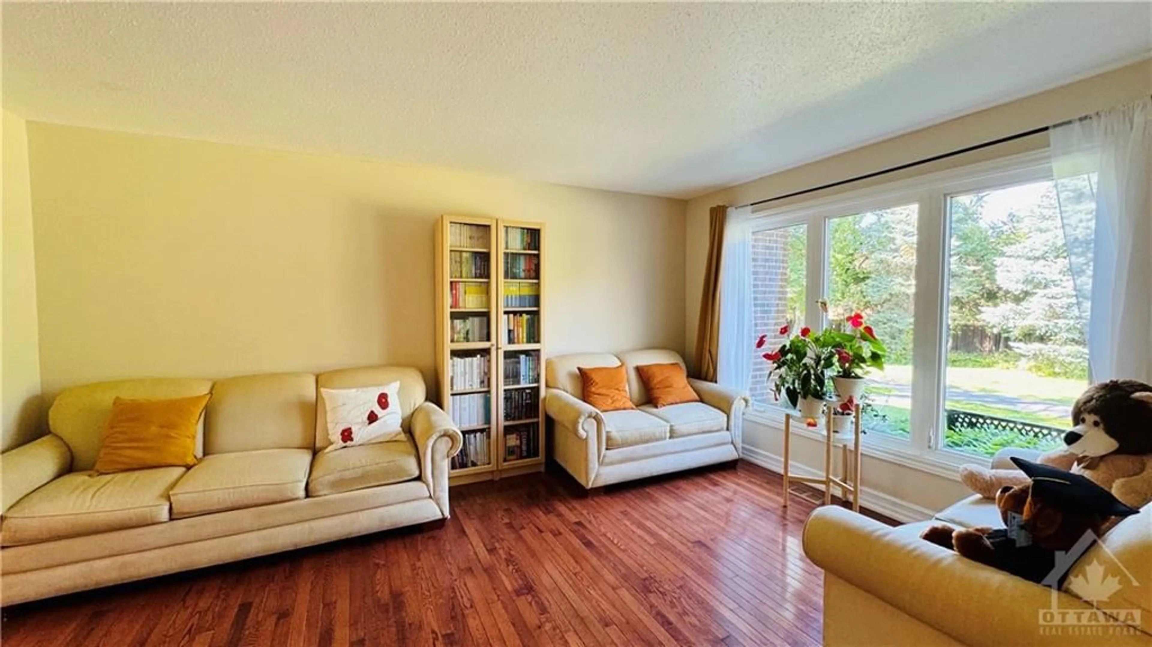 Living room for 21 MIDLAND Cres #71, Ottawa Ontario K2H 8P6