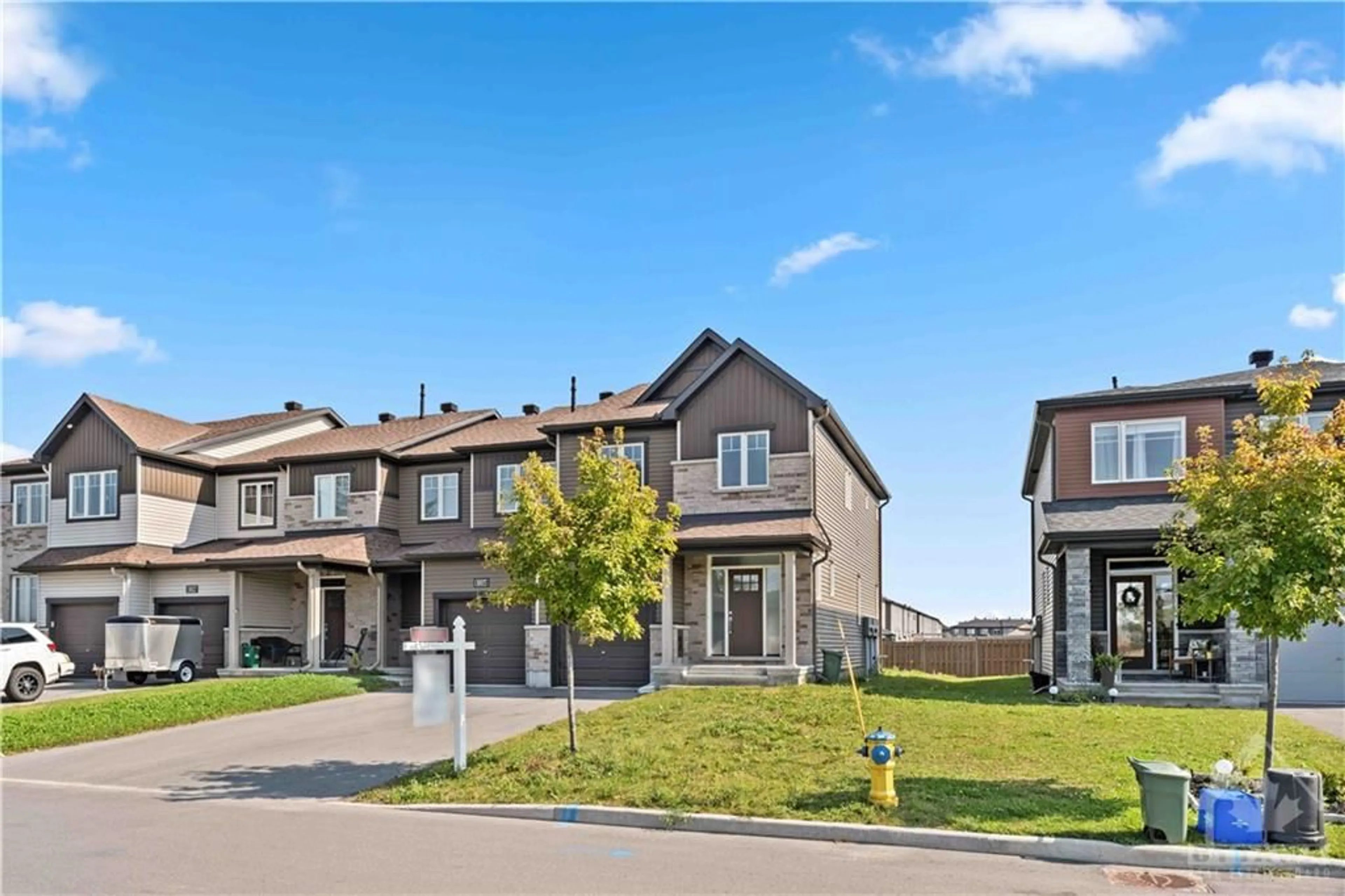 Frontside or backside of a home, the street view for 807 SCULPIN St, Ottawa Ontario K4A 2N3