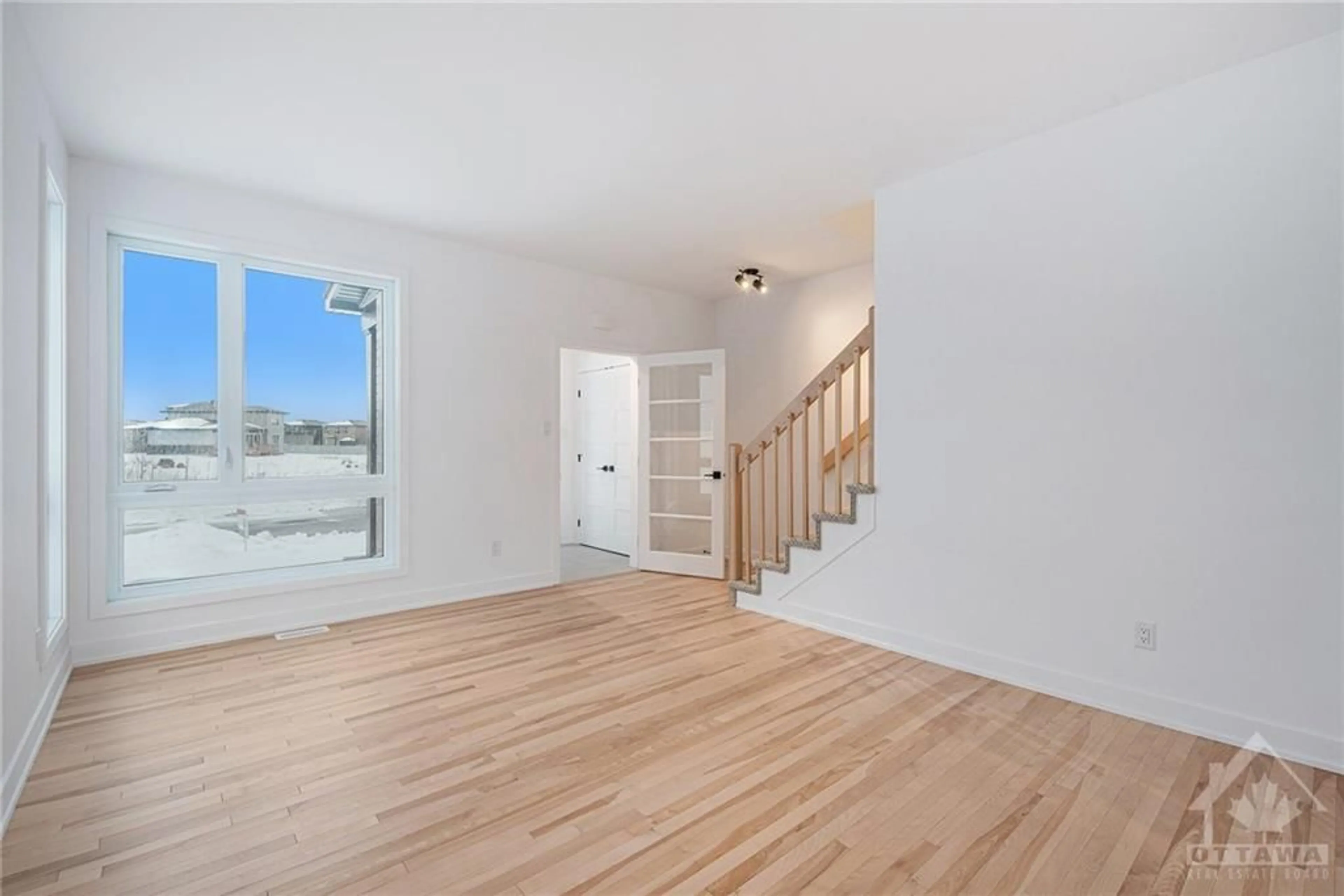 Indoor entryway, wood floors for 19 RUTILE St, Rockland Ontario K4K 0M6