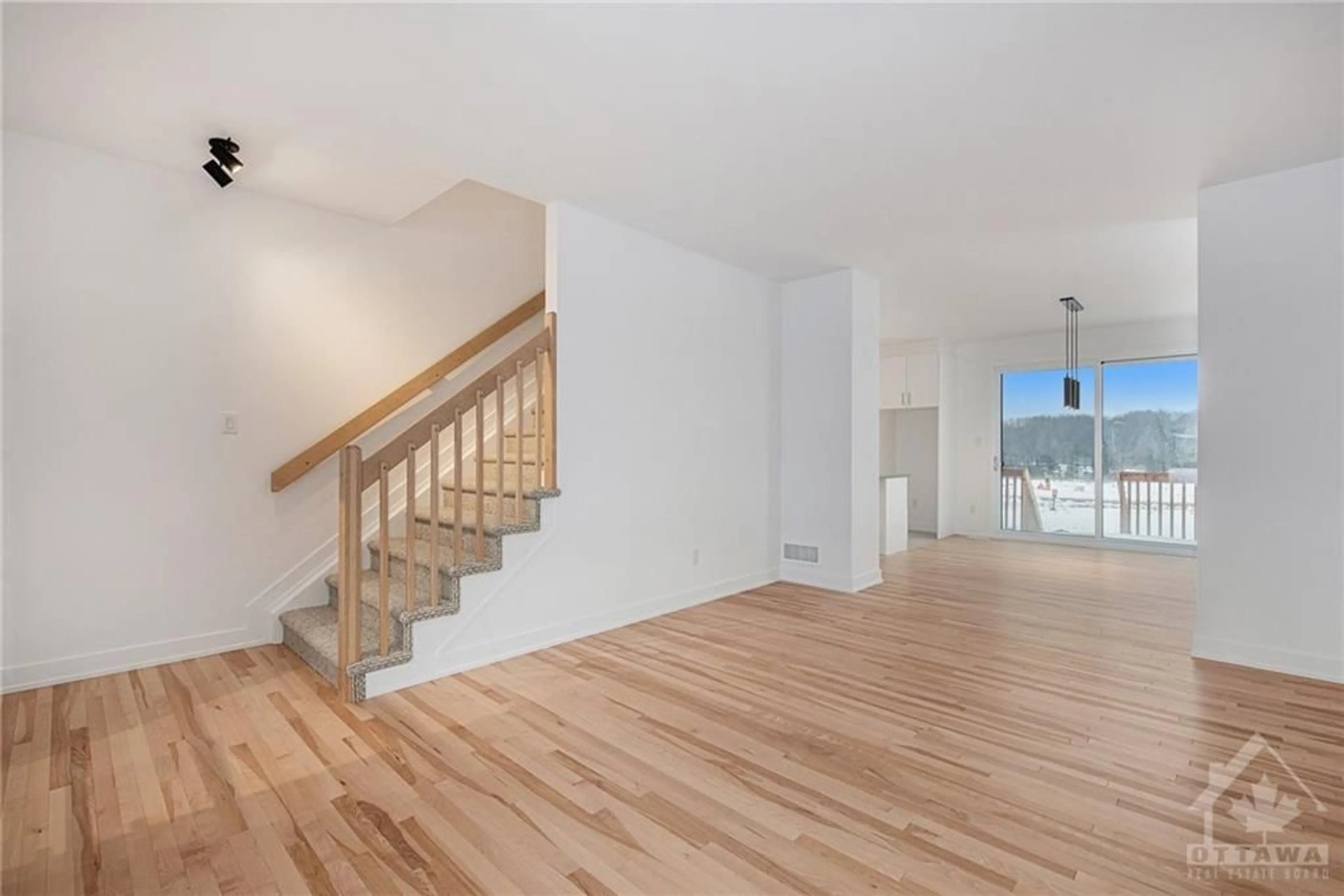 Indoor foyer, wood floors for 19 RUTILE St, Rockland Ontario K4K 0M6