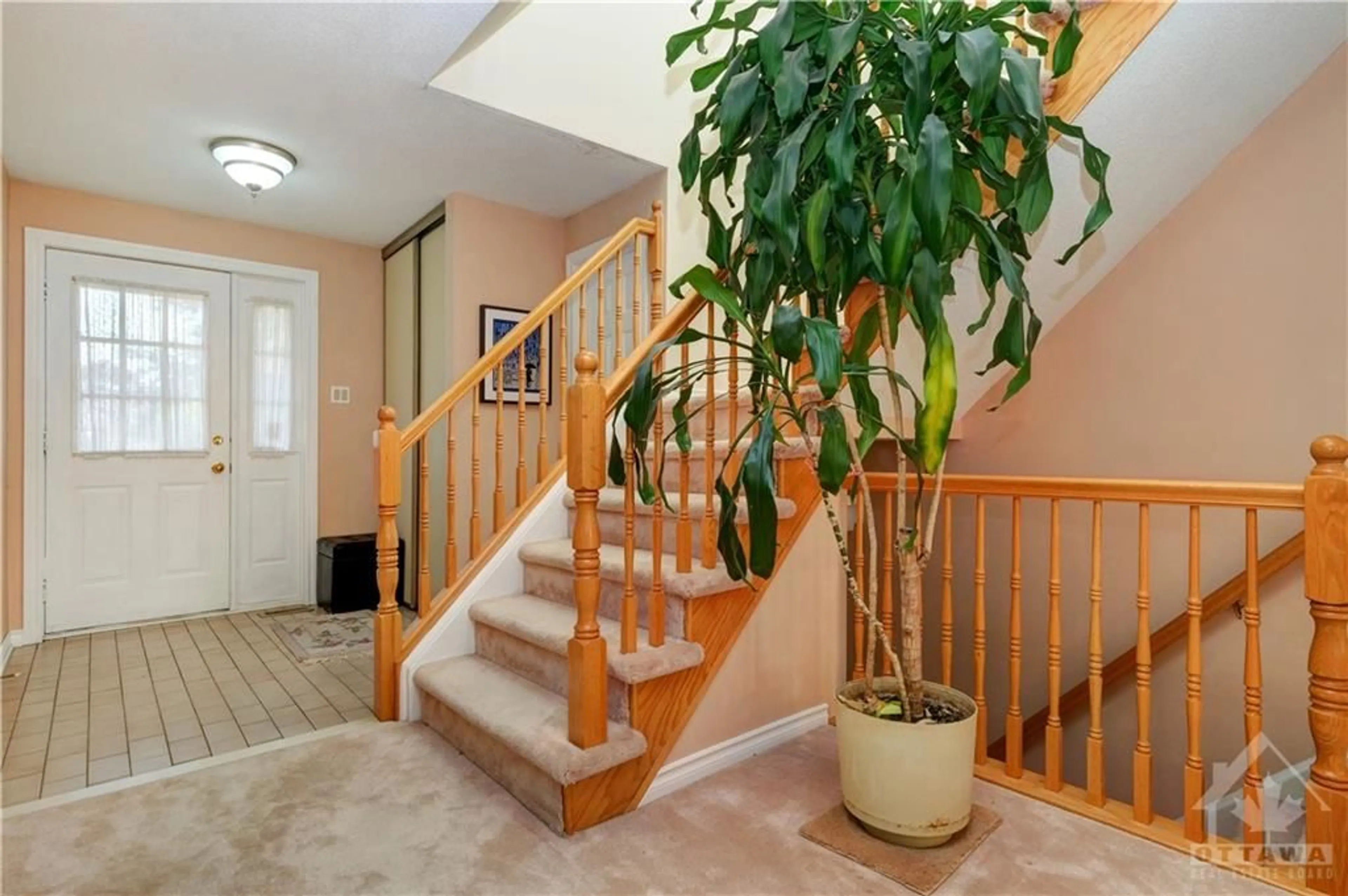 Indoor foyer for 5989 MEADOWGLEN Dr, Ottawa Ontario K1C 5W5