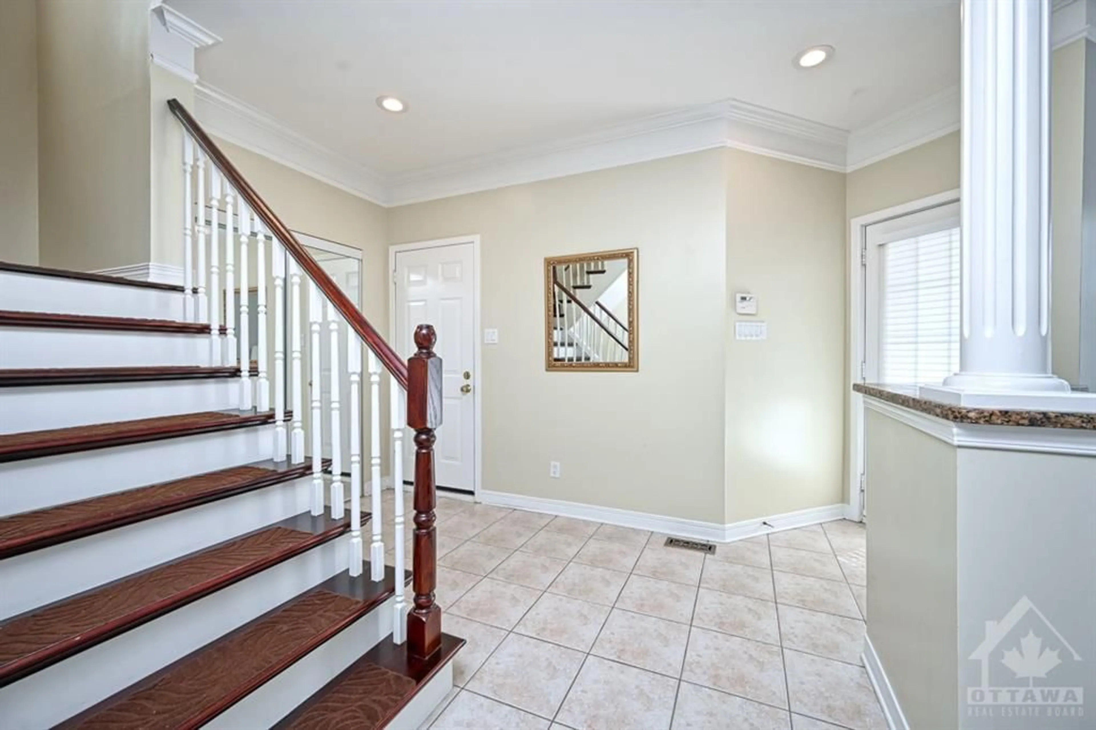 Indoor entryway for 2186 SOJOURN St, Orleans Ontario K4A 4E1