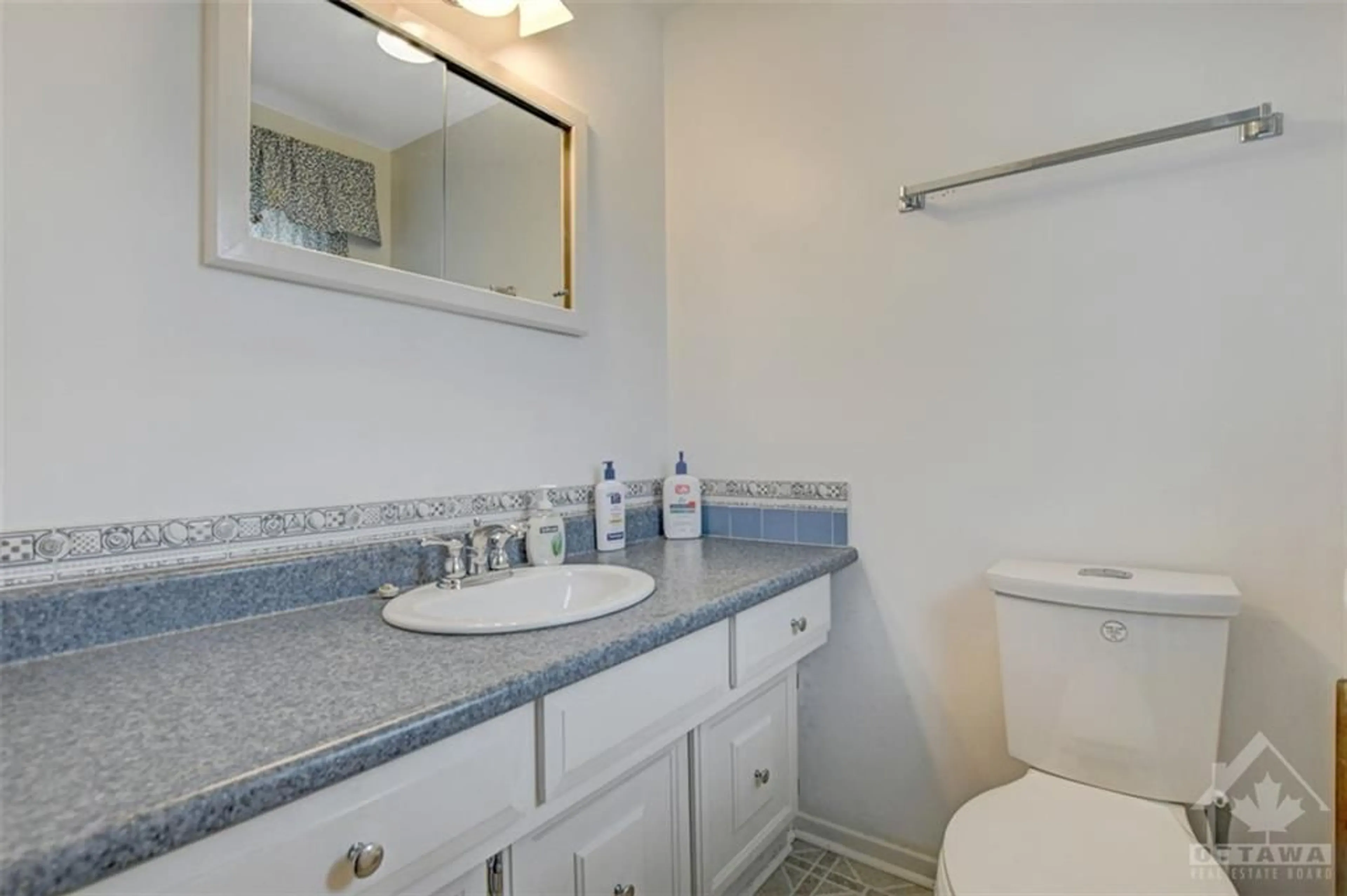 Standard bathroom for 70 BEECHMONT Cres, Gloucester Ontario K1B 4A8