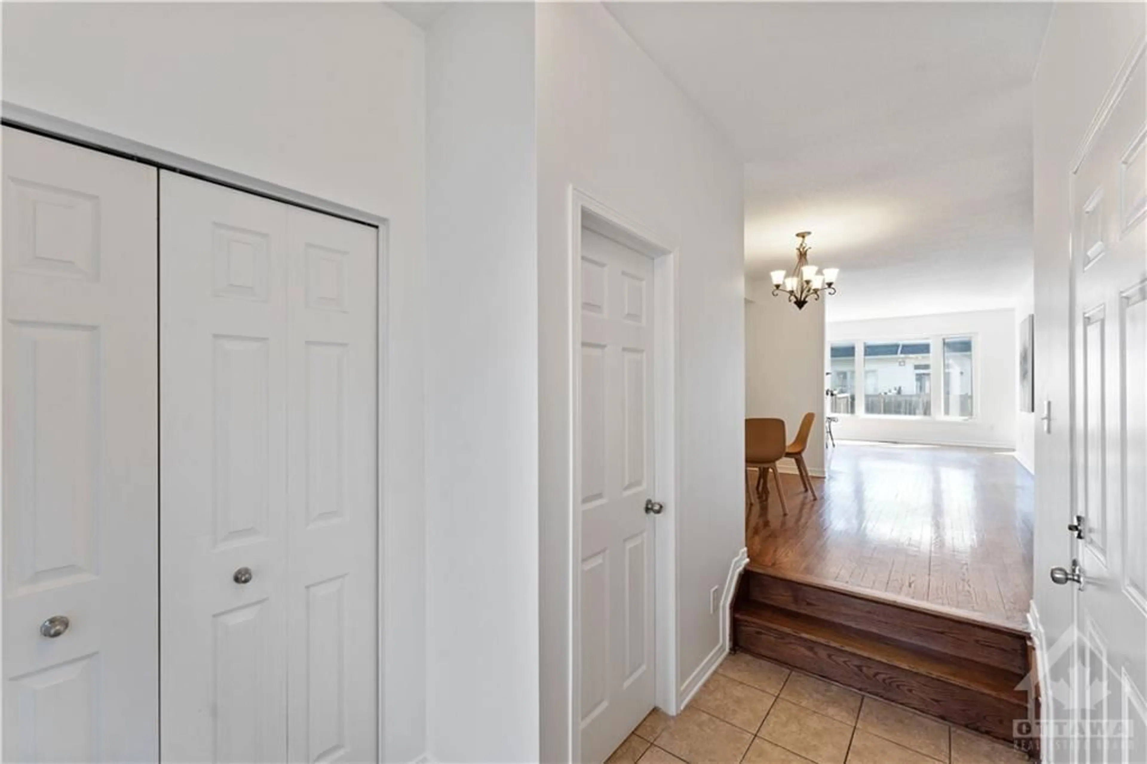 Indoor entryway for 307 COPPERFIELD Cres, Ottawa Ontario K2J 0L1