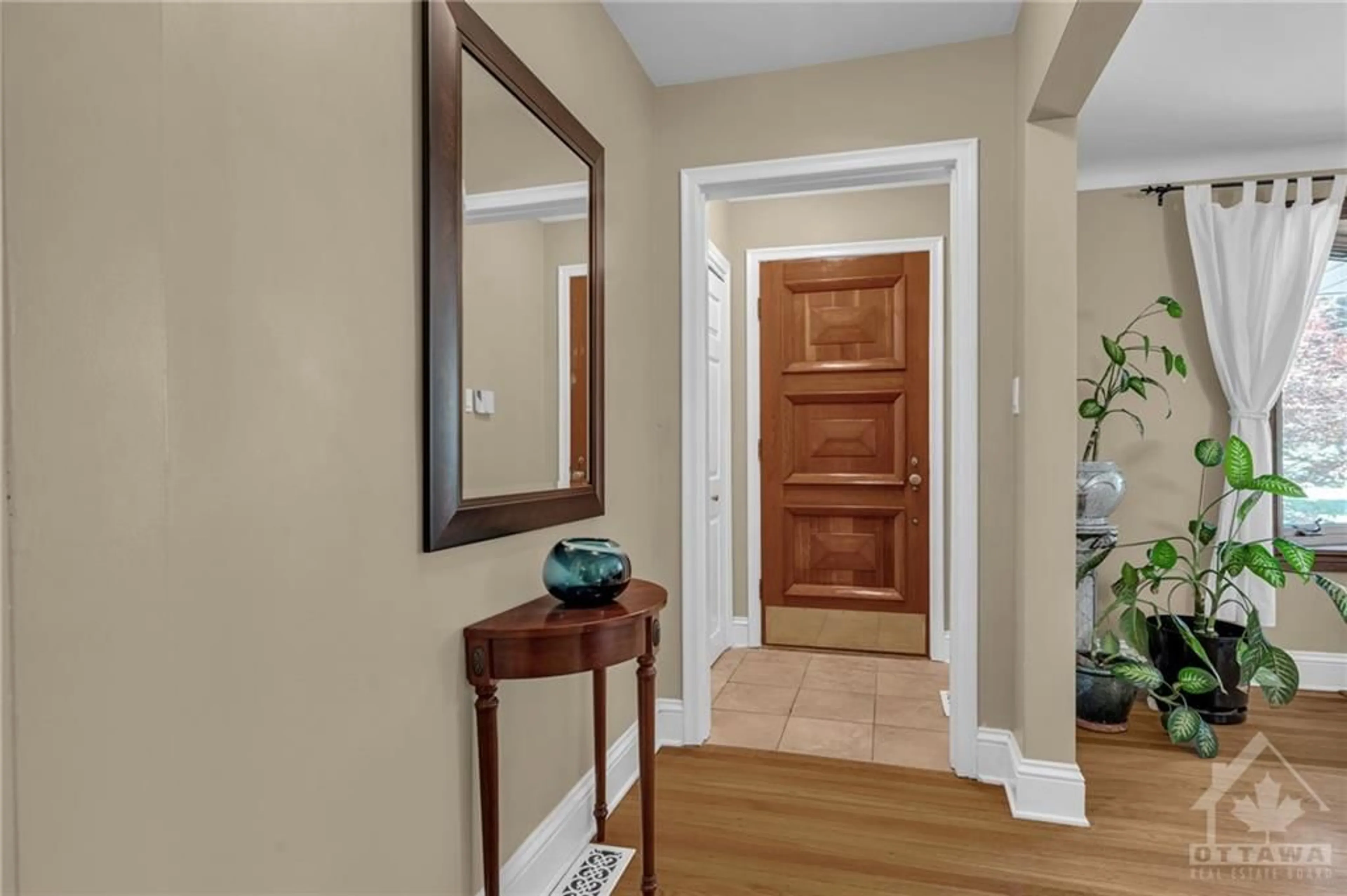 Indoor entryway, wood floors for 2055 THORNE Ave, Ottawa Ontario K1H 5X4