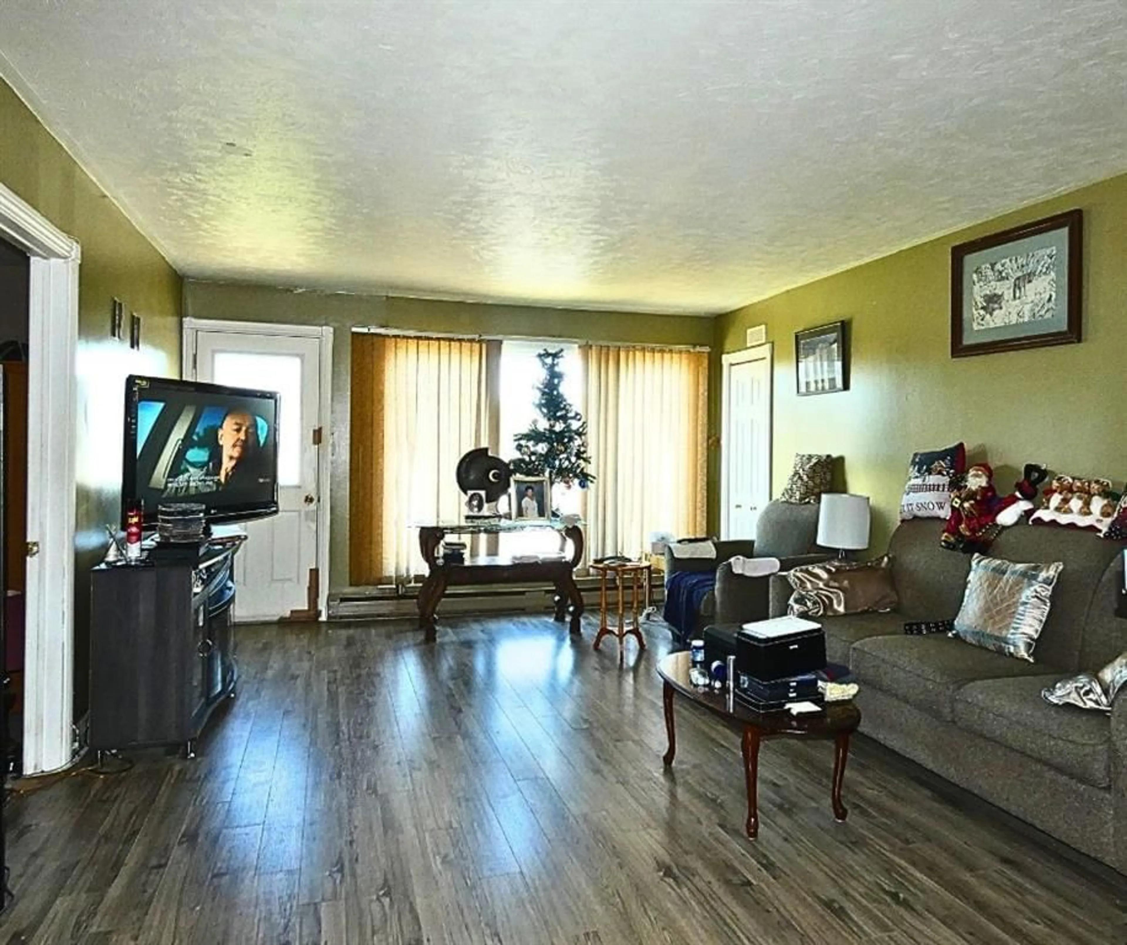 Living room, wood floors for 601-601A ST FELIX St, Cornwall Ontario K6H 5B4