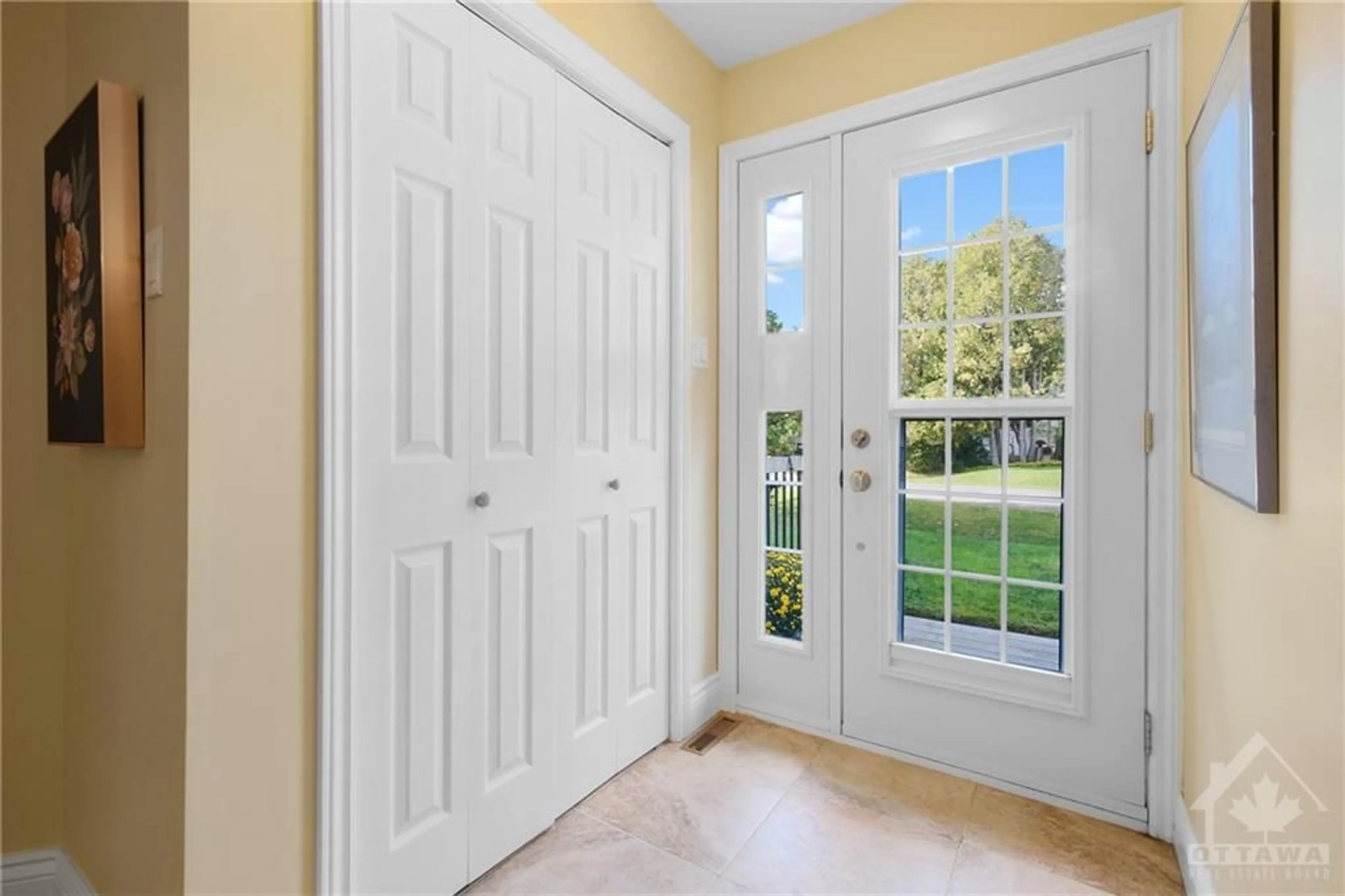 Indoor entryway for 20 DOGWOOD Dr, Munster Ontario K0A 3P0