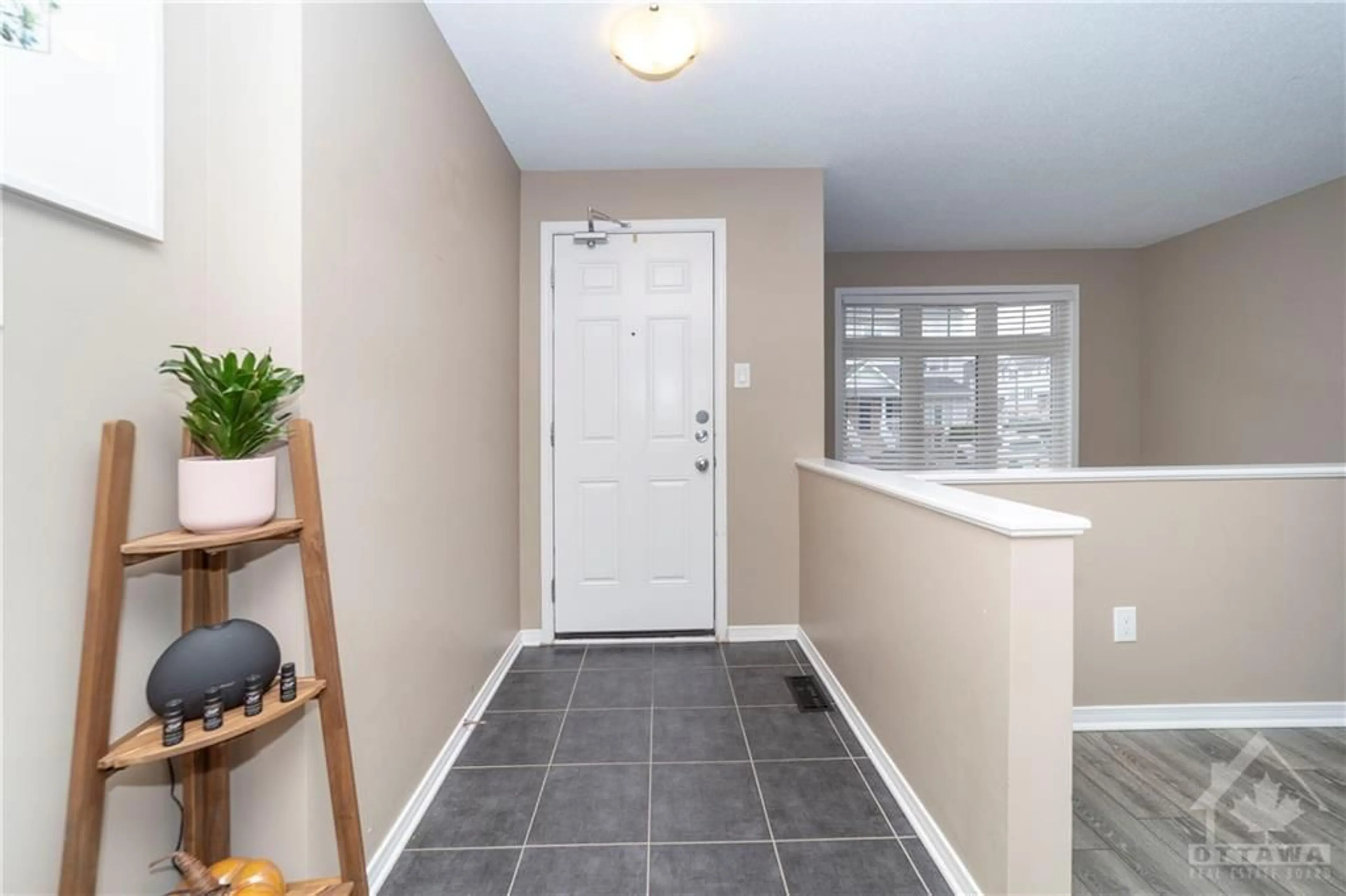 Indoor entryway, wood floors for 309 GALSTON Pvt, Orleans Ontario K1W 0G3