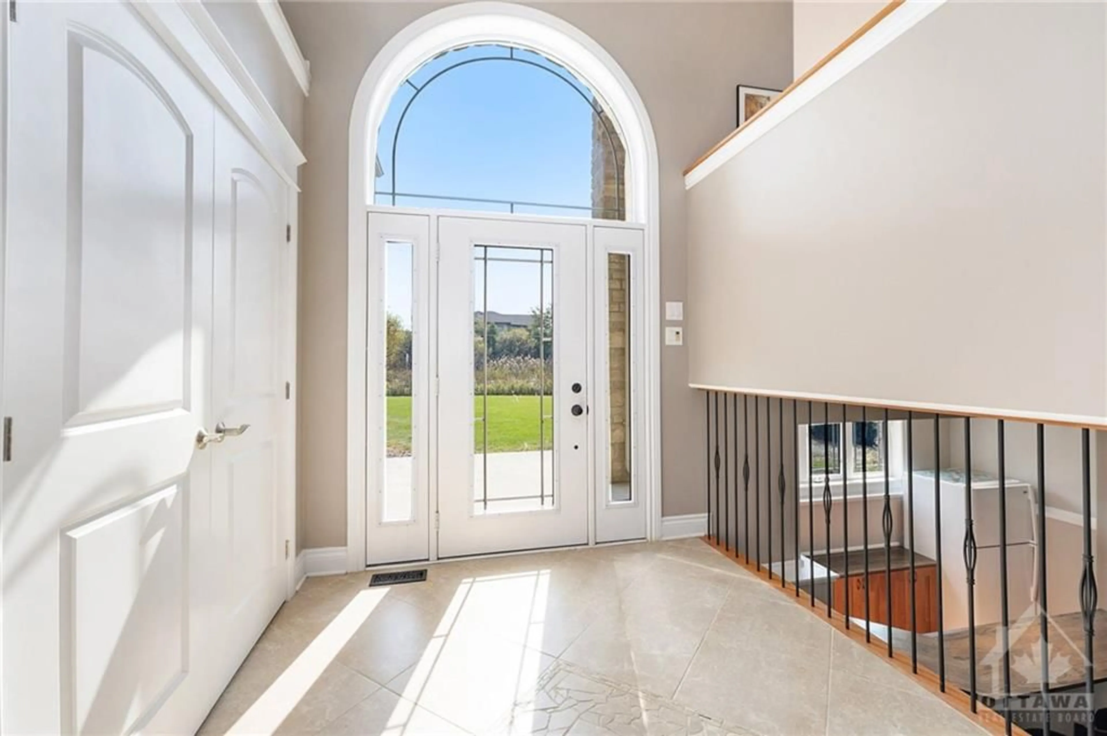 Indoor entryway, wood floors for 6275 APPLE ORCHARD Rd, Ottawa Ontario K4P 0B8