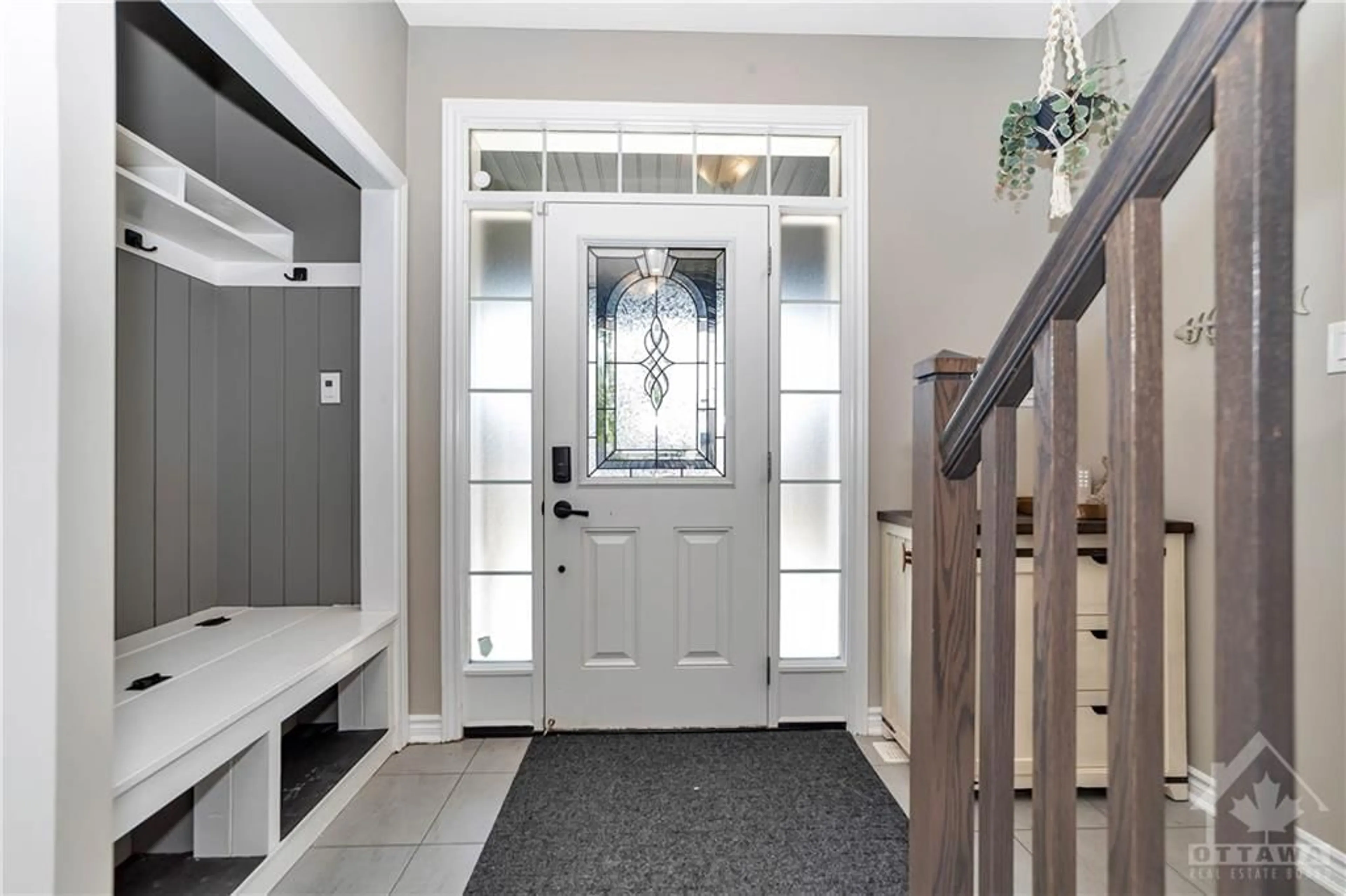 Indoor entryway for 347 ROUNCEY Rd, Stittsville Ontario K2V 0K4