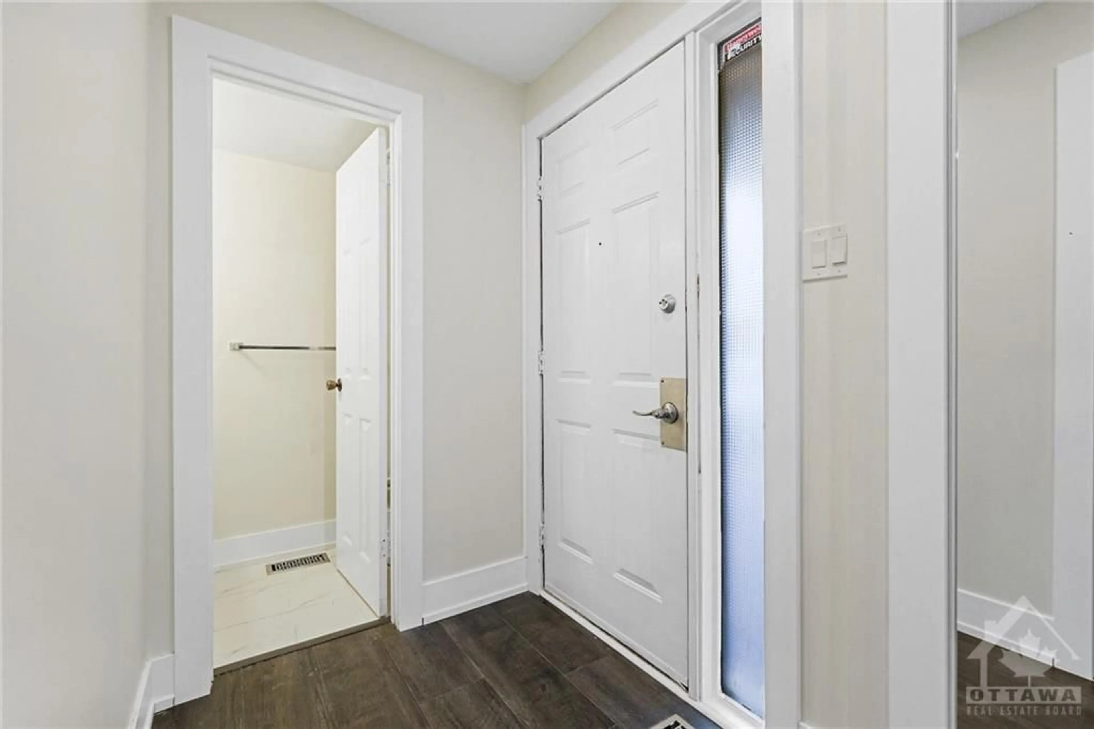 Indoor entryway, wood floors for 2833 SPRINGLAND Dr, Ottawa Ontario K1V 9S7