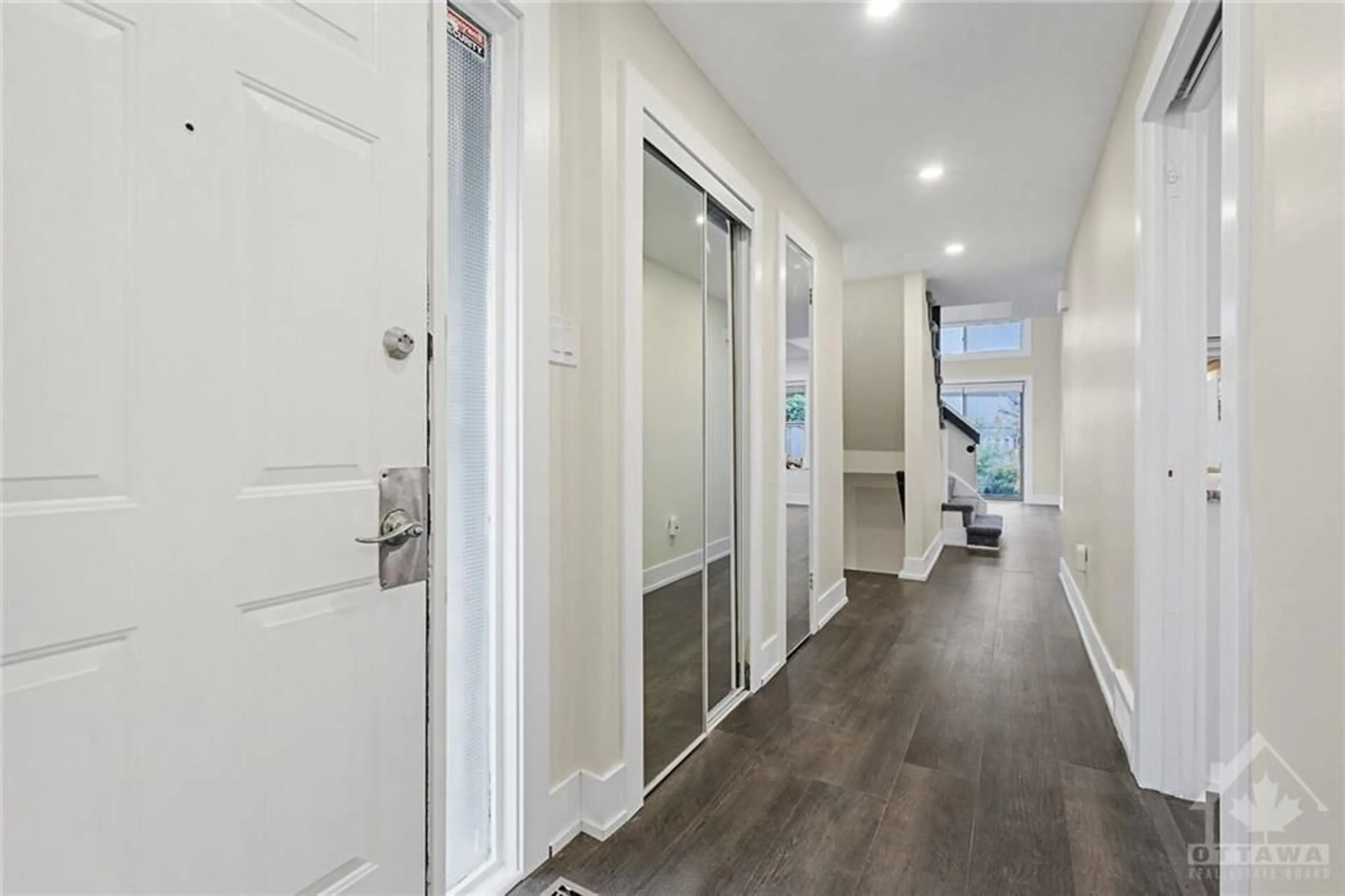 Indoor entryway, wood floors for 2833 SPRINGLAND Dr, Ottawa Ontario K1V 9S7