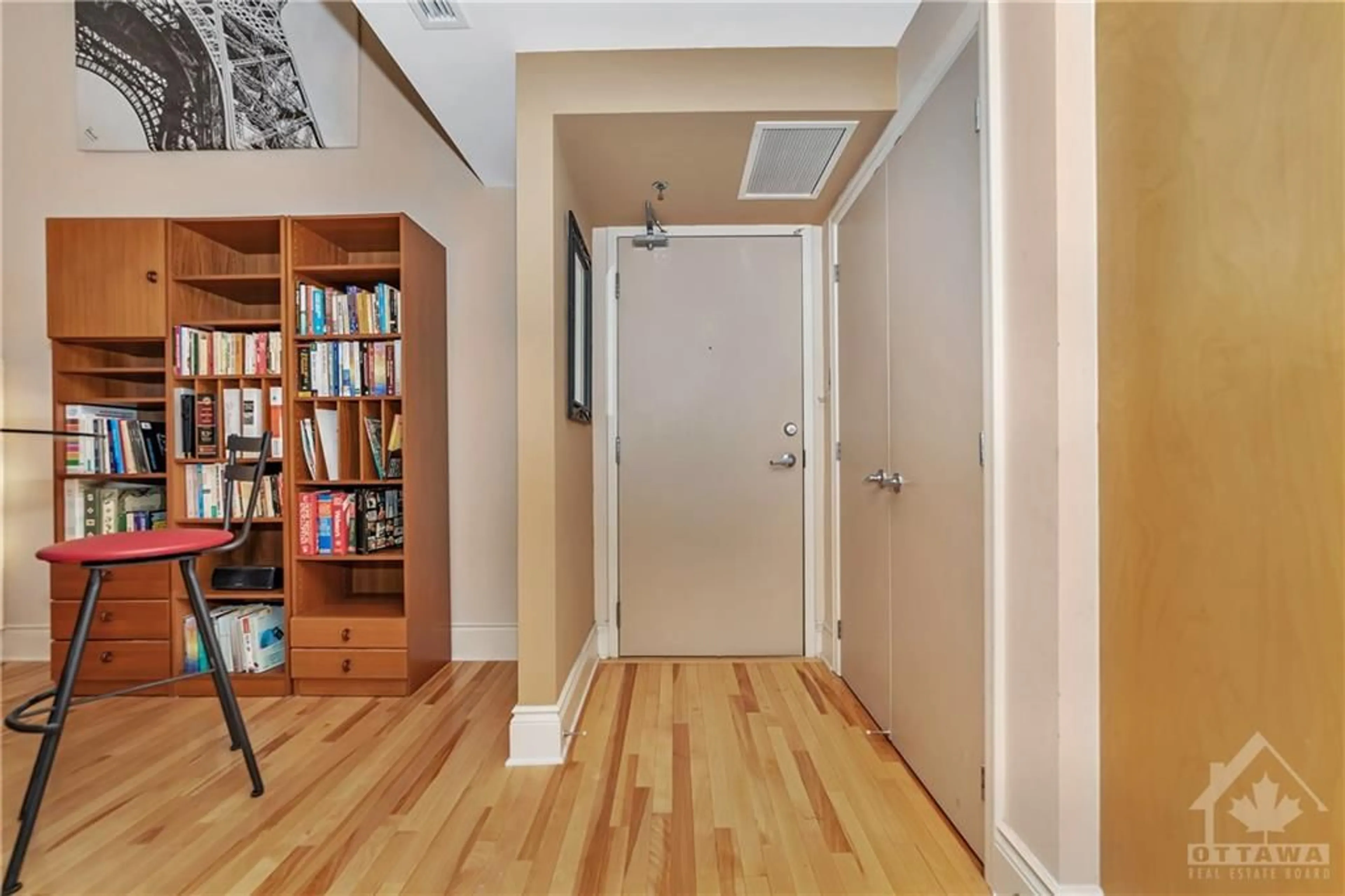 Indoor entryway, wood floors for 400 MCLEOD St #302, Ottawa Ontario K2P 1A6