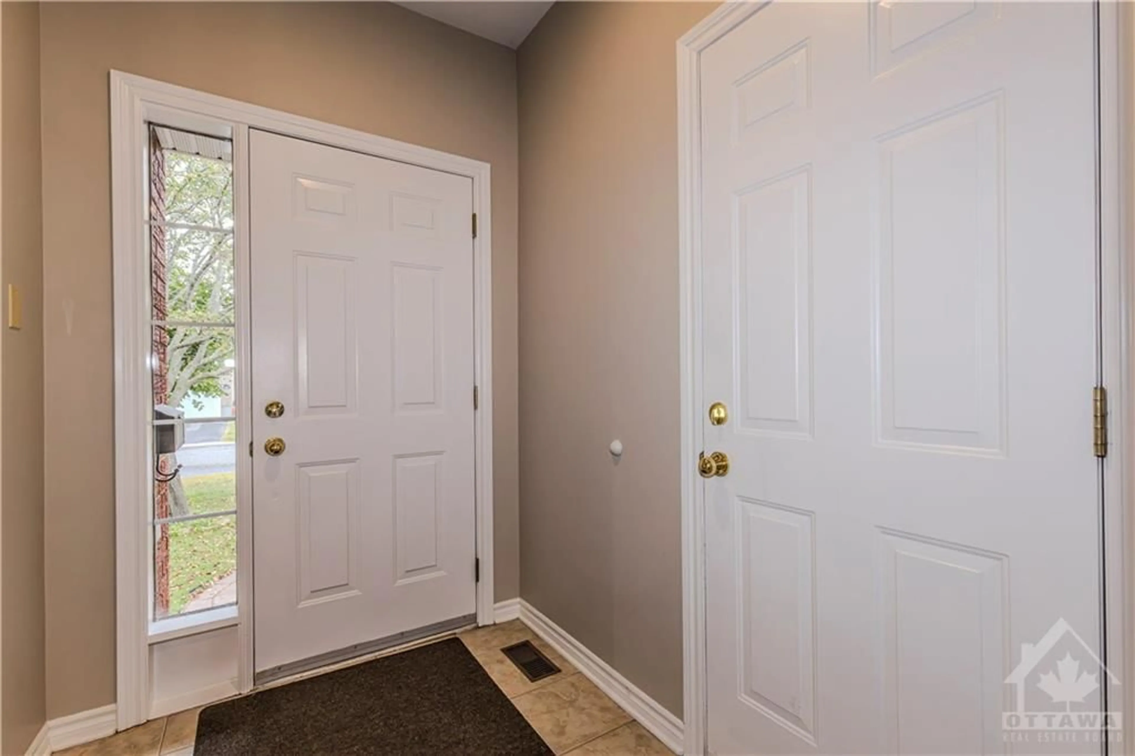 Indoor entryway, carpet floors for 48 MARICONA Way, Ottawa Ontario K2T 1H2