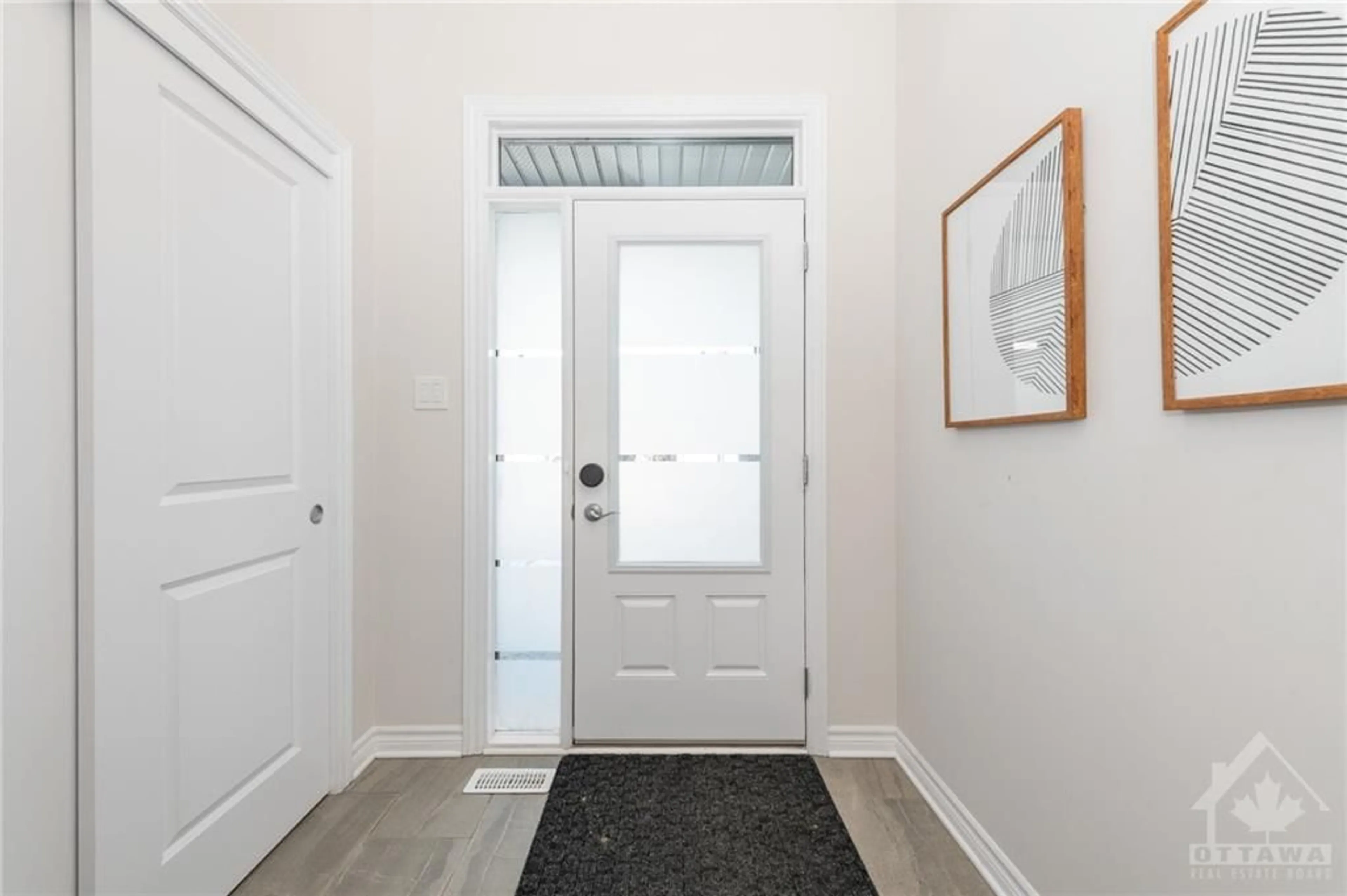 Indoor entryway for 303 GRACKLE St, Ottawa Ontario K1X 0G8