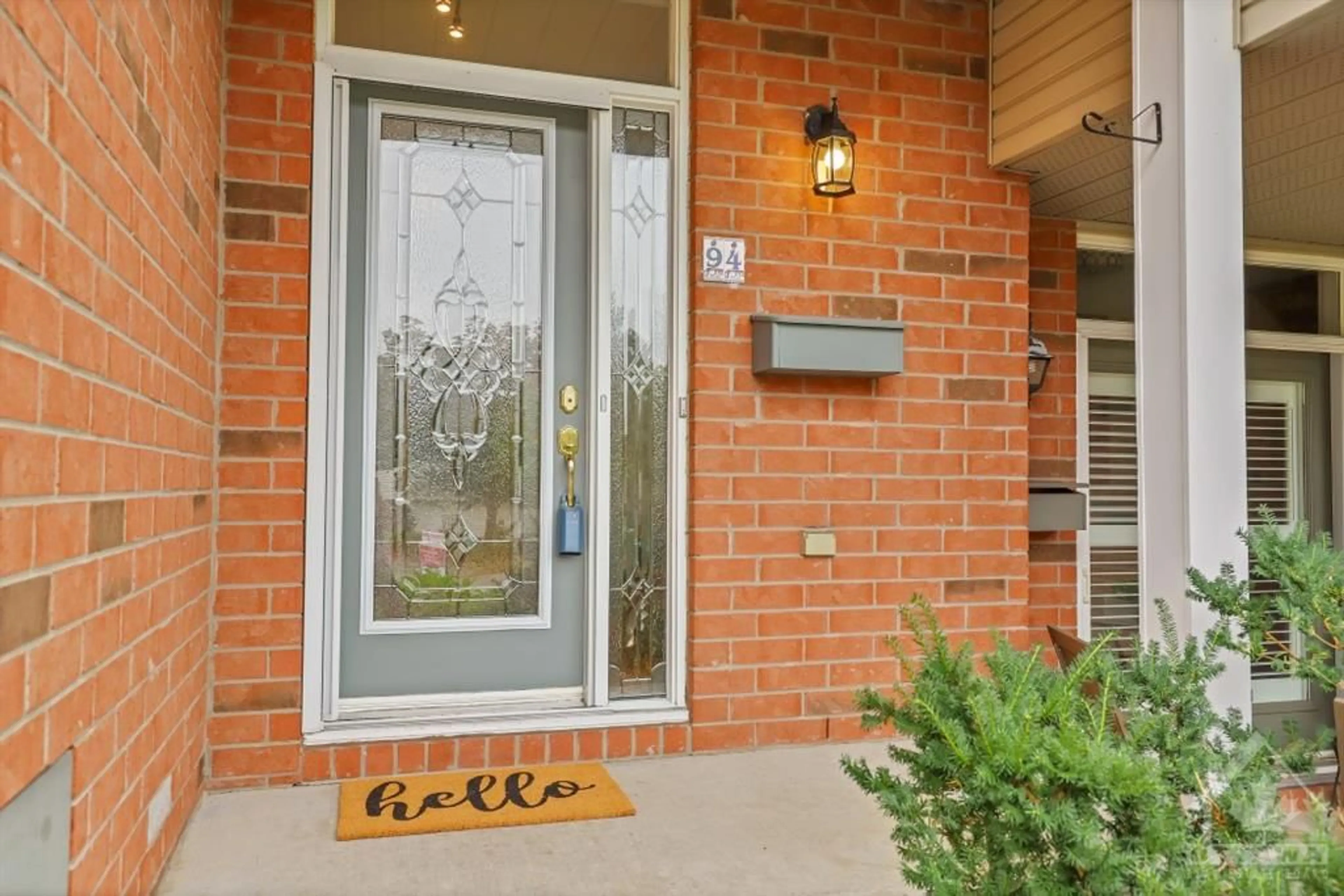 Indoor entryway for 94 KIMBERWICK Cres, Ottawa Ontario K1V 0W7