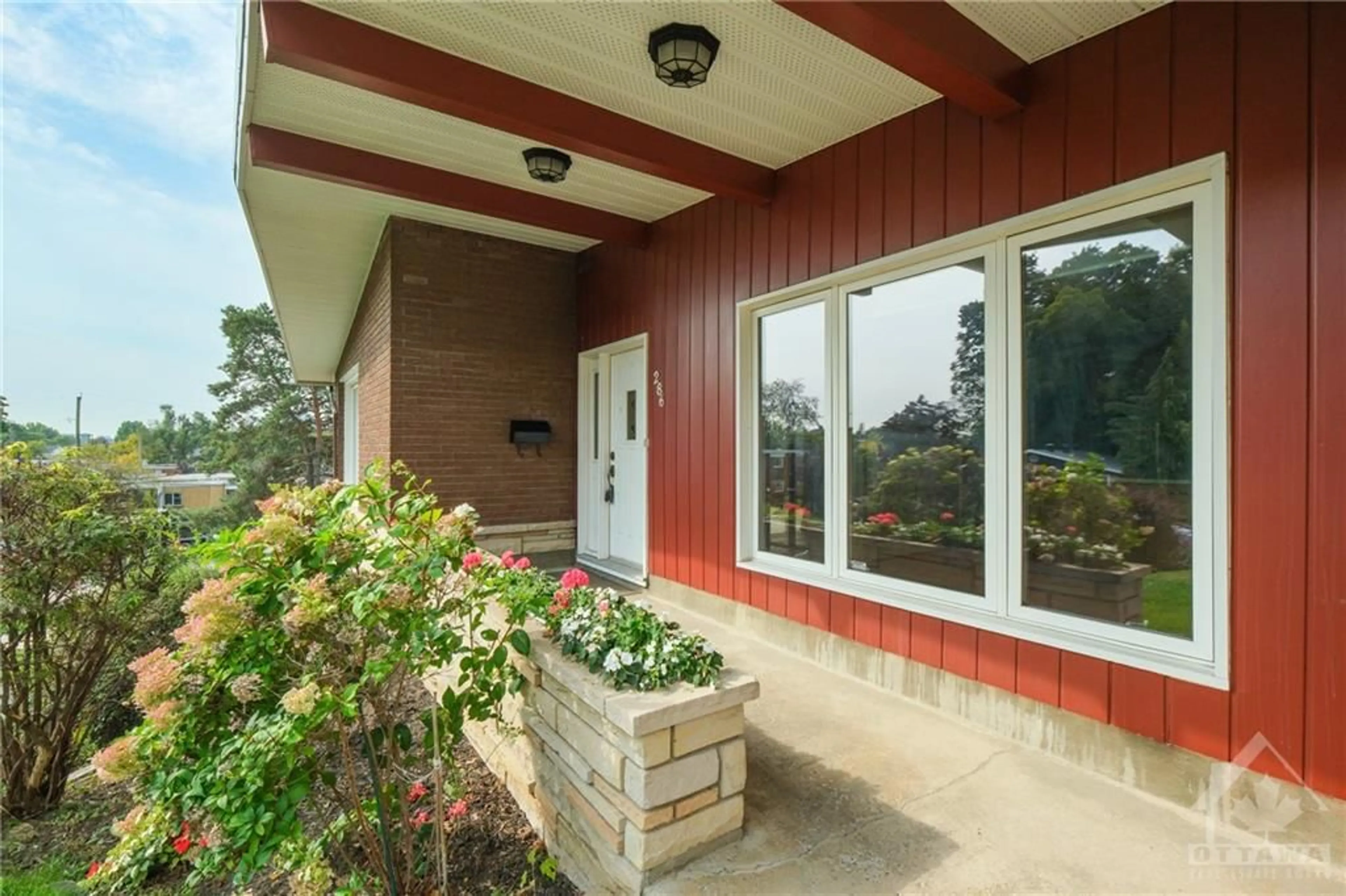 Indoor entryway, wood floors for 286 MICHEL Cir, Ottawa Ontario K1L 7P3