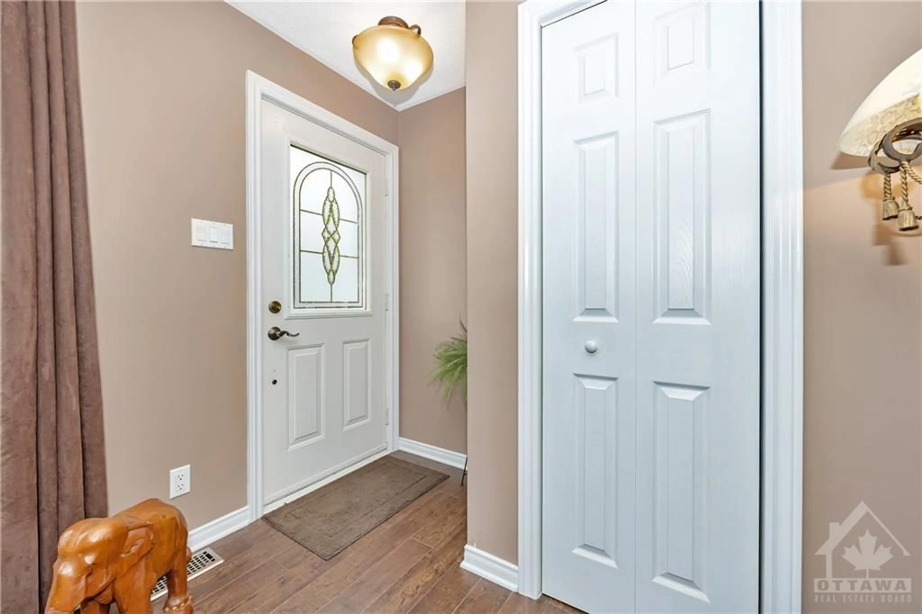 Indoor entryway, wood floors for 936 LAWRENCE St, Clarence-Rockland Ontario K4K 1M8