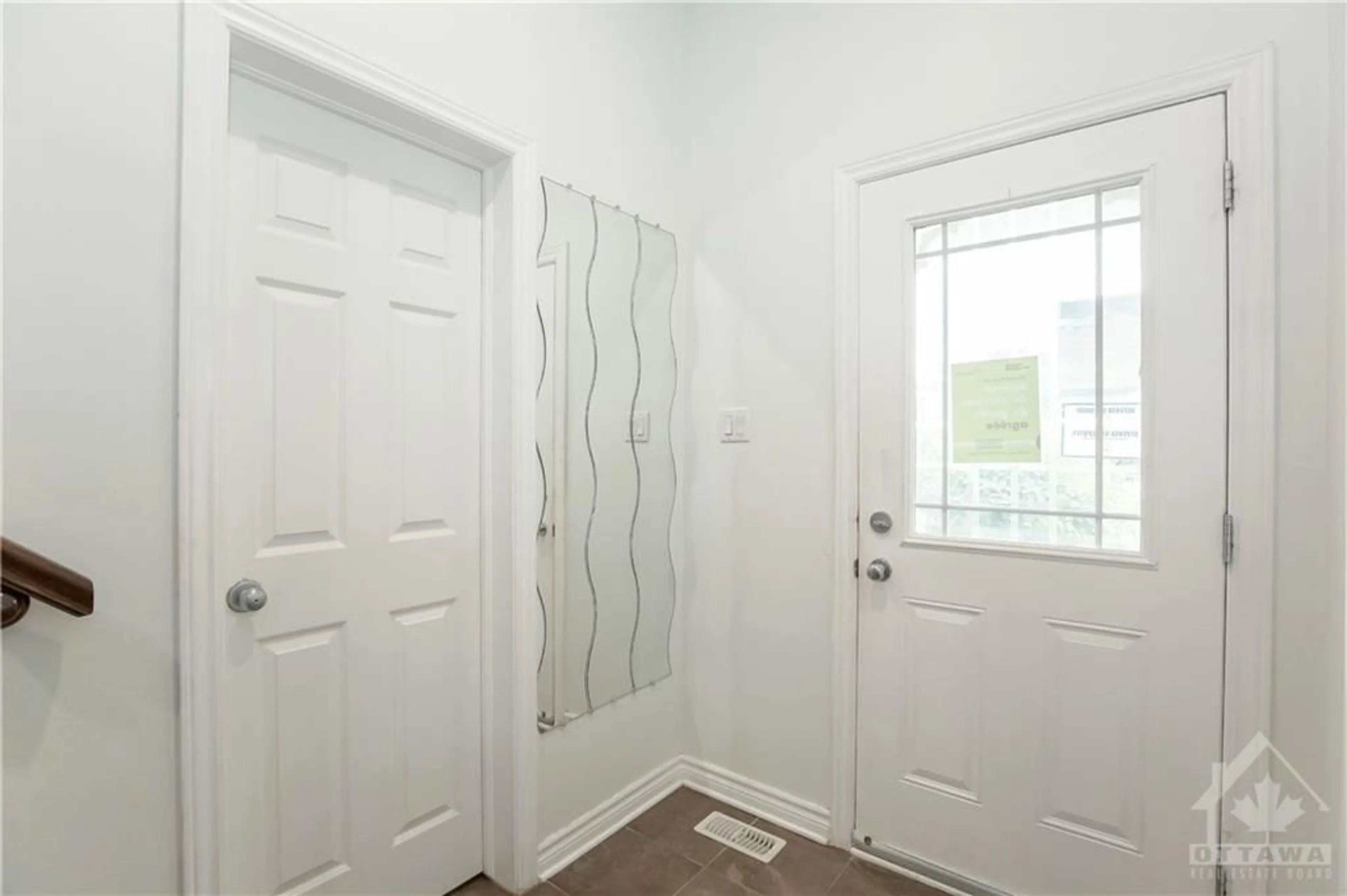 Indoor entryway for 186 MONTMORENCY Way, Ottawa Ontario K4A 0J3