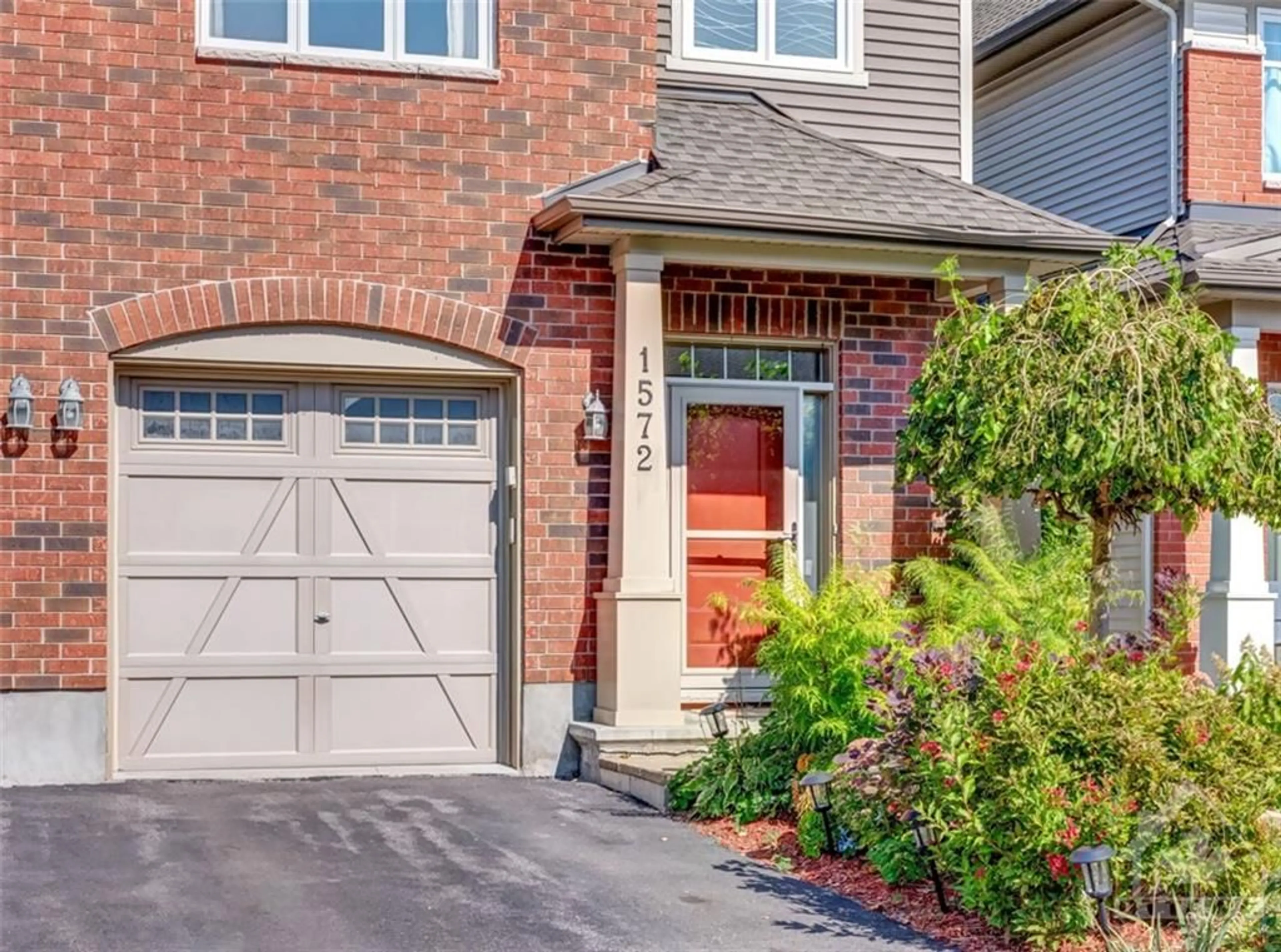 Home with brick exterior material for 1572 CARRONBRIDGE Cir, Ottawa Ontario K2M 0G8