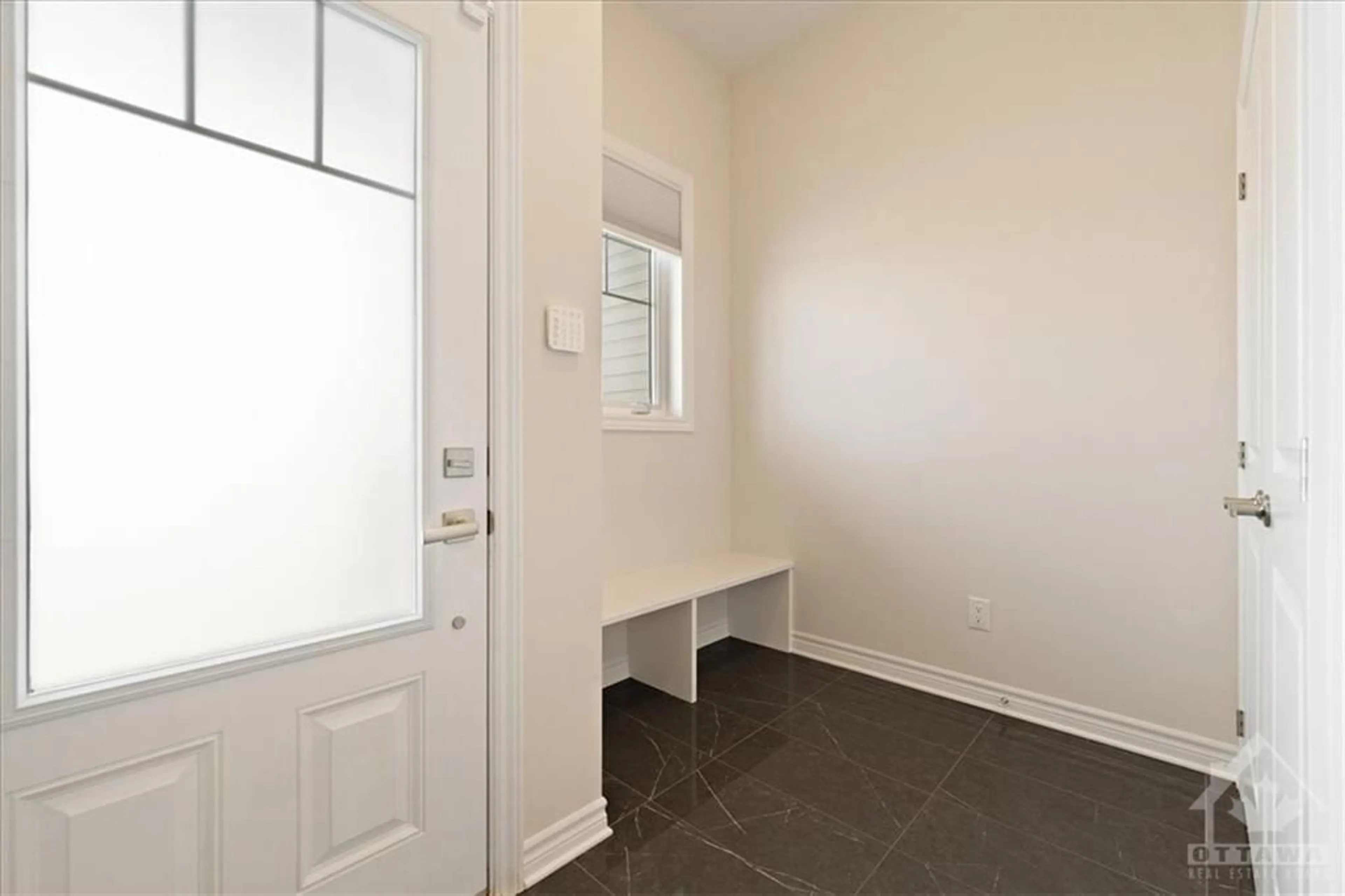 Indoor entryway for 1060 KIJIK Cres, Ottawa Ontario K1X 0H1