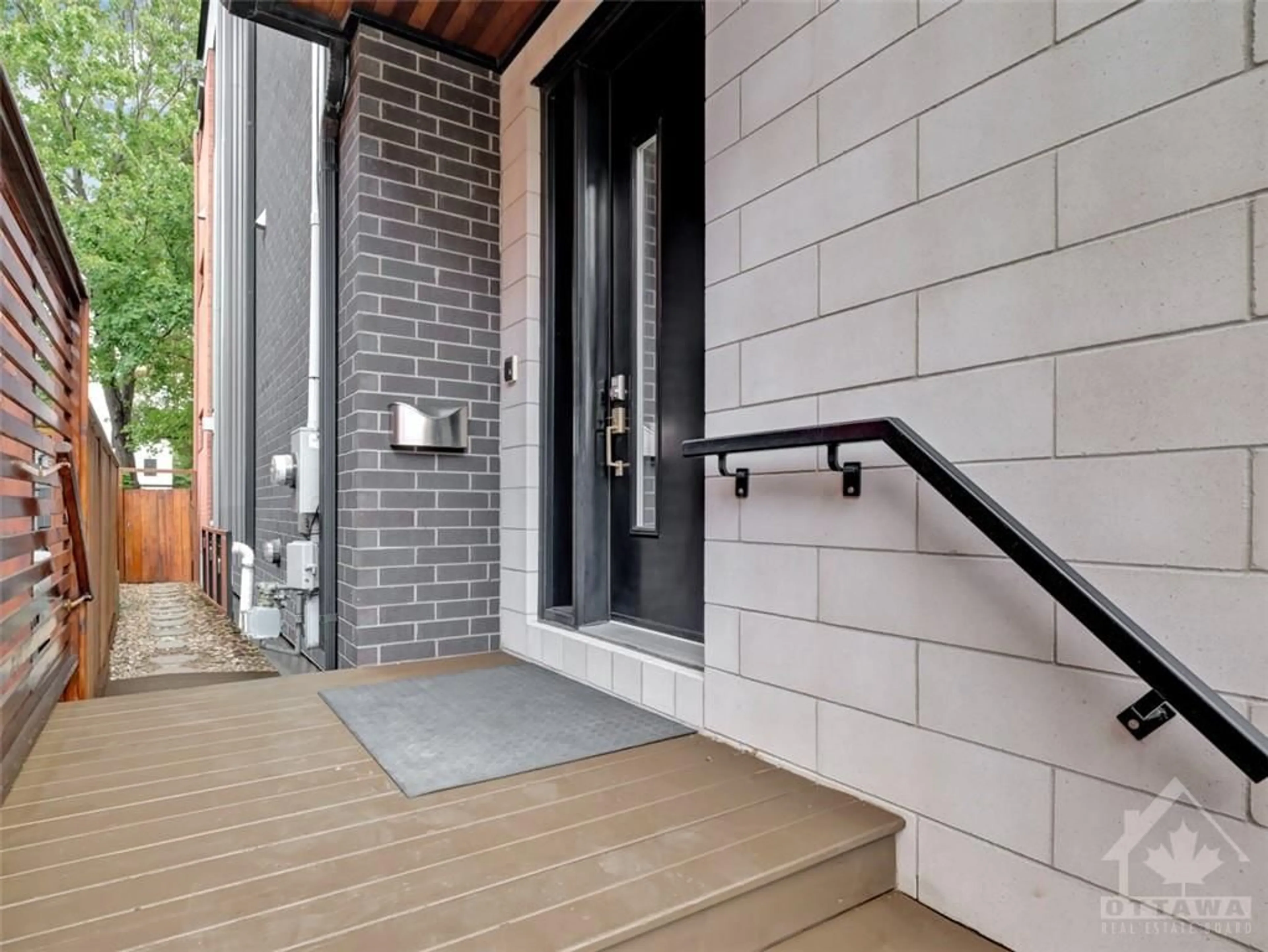 Indoor entryway, wood floors for 129A CARTIER St, Ottawa Ontario K2P 1K6