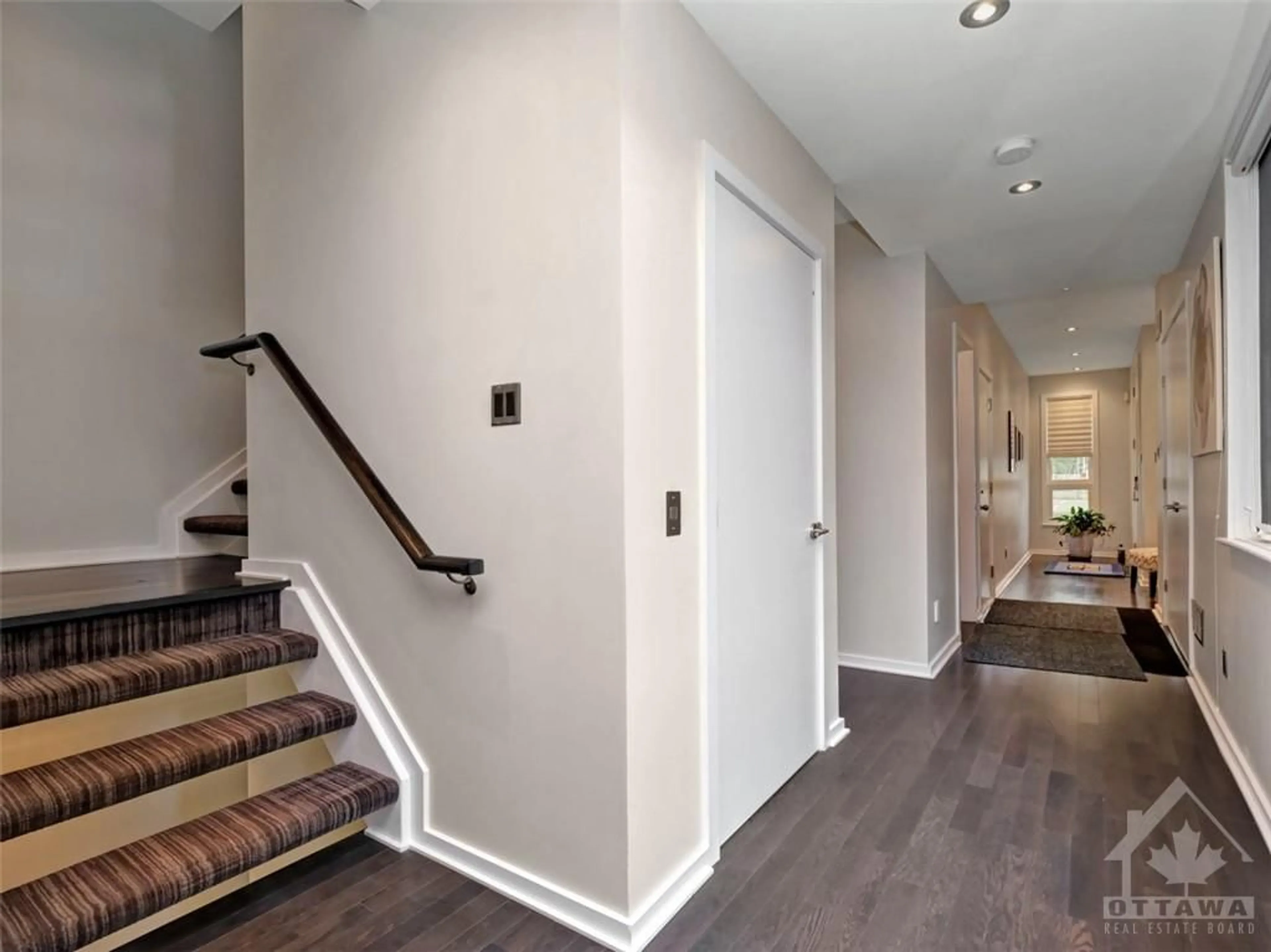 Indoor entryway, wood floors for 129A CARTIER St, Ottawa Ontario K2P 1K6